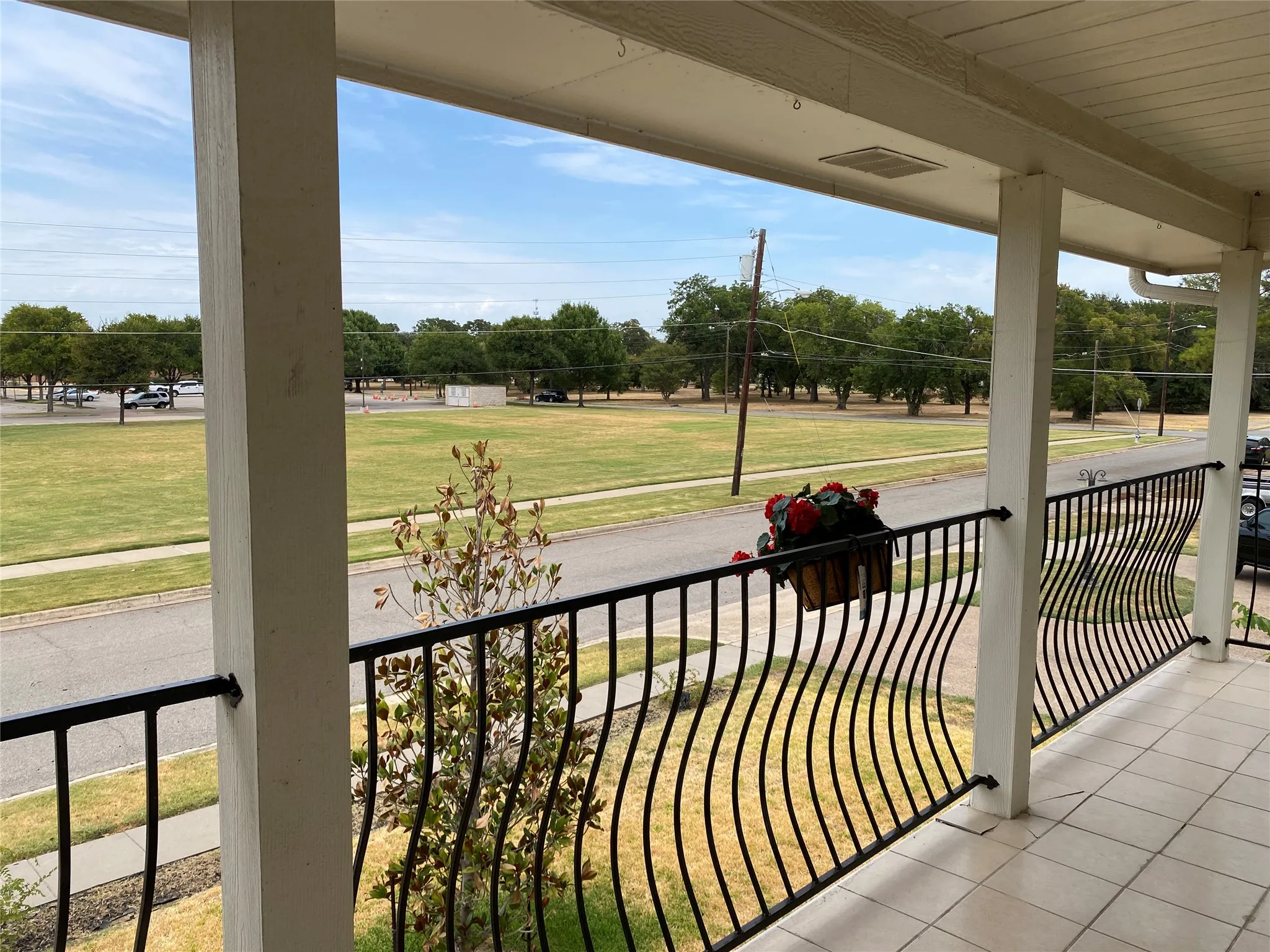 Single Family Residence For Sale in Dallas County , 400 S Jefferson Street S, Irving, Texas 75060, 3 Bedroom, 3 Bathroom, 2 Garage spaces, 2,172 Sqft, built in 2004, mls#21367138, Real Estate Agent in Irving, Homes For Sale in Dallas county, Homes For Sale in Irving, Realtor in Irving Texas, Real Estate Brokerage Independent Realty Texas, Luminita Cordes Realtor