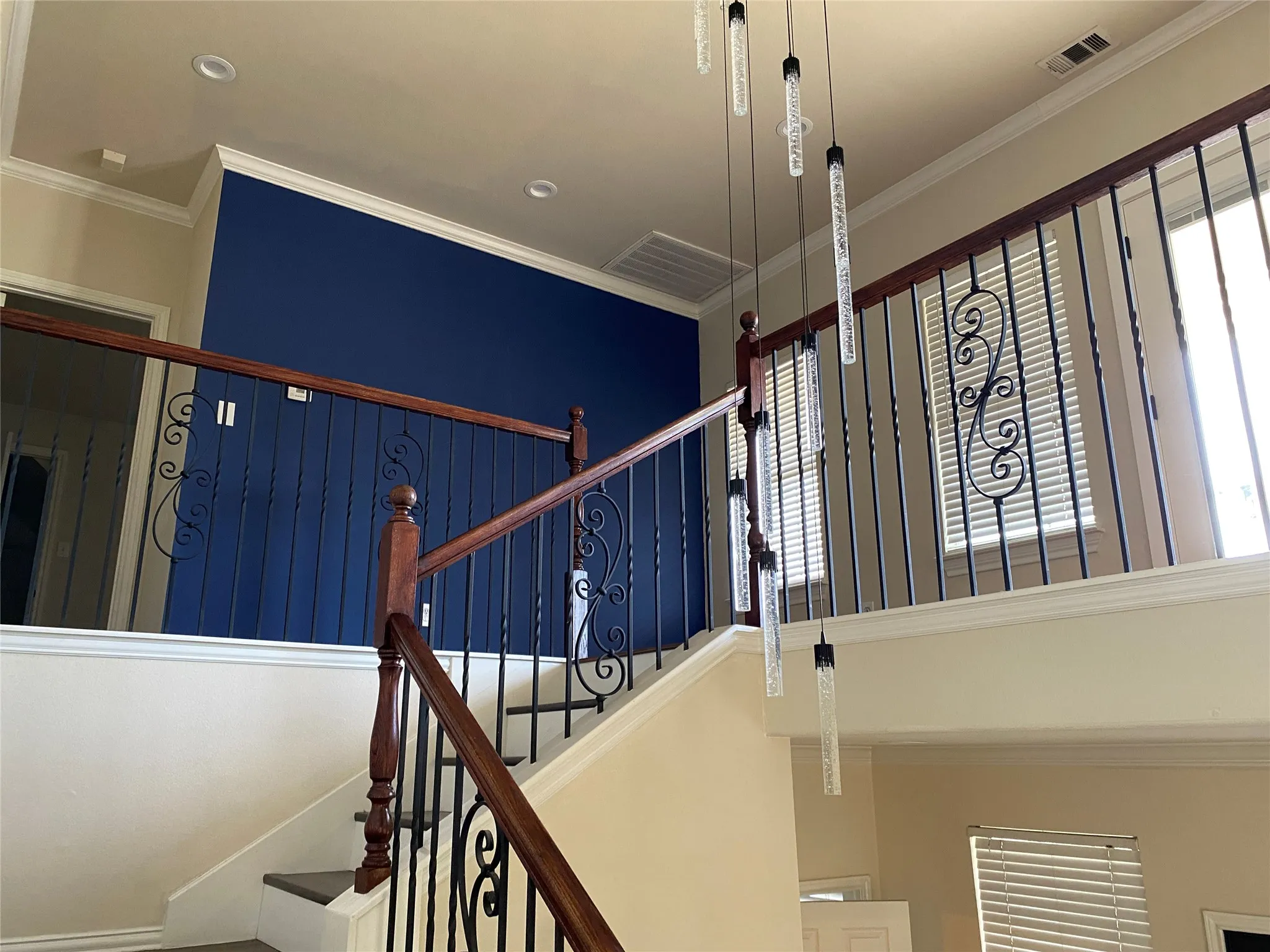 Single Family Residence For Sale in Dallas County , 400 S Jefferson Street S, Irving, Texas 75060, 3 Bedroom, 3 Bathroom, 2 Garage spaces, 2,172 Sqft, built in 2004, mls#21367138, Real Estate Agent in Irving, Homes For Sale in Dallas county, Homes For Sale in Irving, Realtor in Irving Texas, Real Estate Brokerage Independent Realty Texas, Luminita Cordes Realtor
