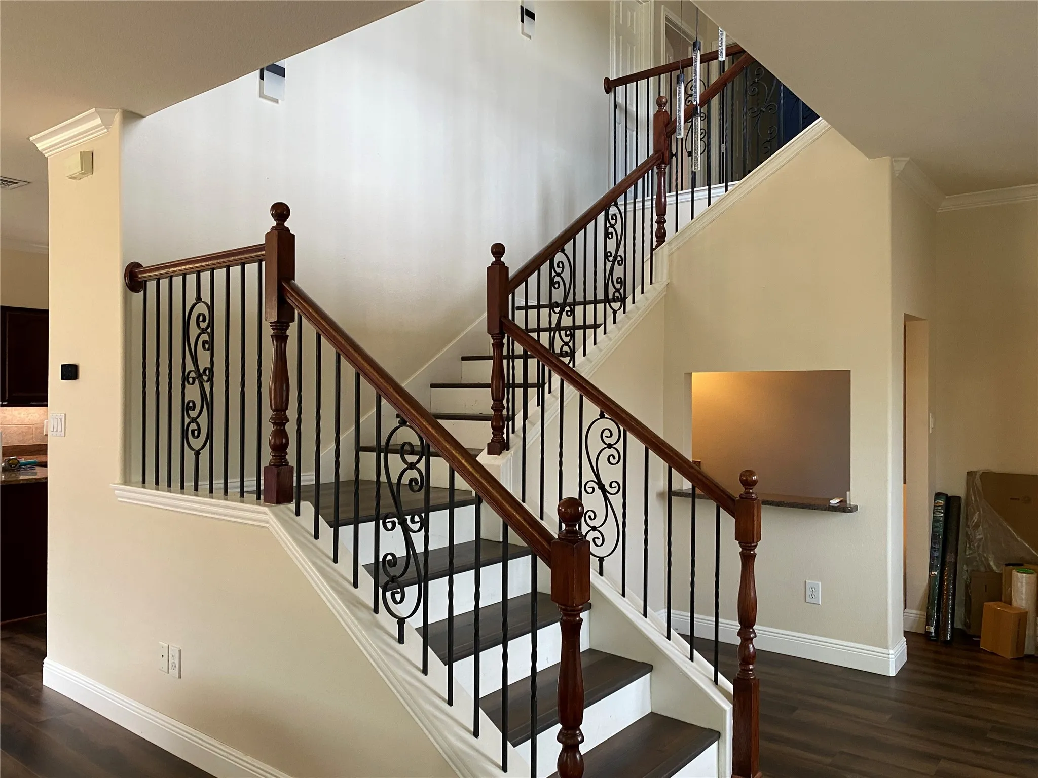 Single Family Residence For Sale in Dallas County , 400 S Jefferson Street S, Irving, Texas 75060, 3 Bedroom, 3 Bathroom, 2 Garage spaces, 2,172 Sqft, built in 2004, mls#21367138, Real Estate Agent in Irving, Homes For Sale in Dallas county, Homes For Sale in Irving, Realtor in Irving Texas, Real Estate Brokerage Independent Realty Texas, Luminita Cordes Realtor