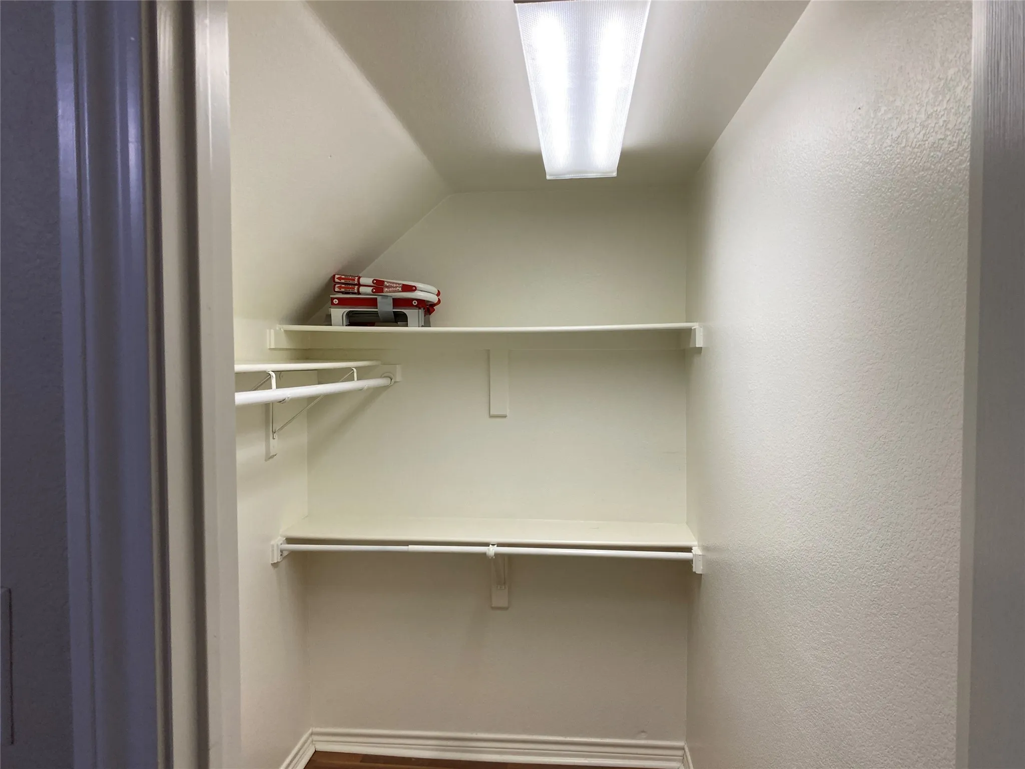 Single Family Residence For Sale in Dallas County , 400 S Jefferson Street S, Irving, Texas 75060, 3 Bedroom, 3 Bathroom, 2 Garage spaces, 2,172 Sqft, built in 2004, mls#21367138, Real Estate Agent in Irving, Homes For Sale in Dallas county, Homes For Sale in Irving, Realtor in Irving Texas, Real Estate Brokerage Independent Realty Texas, Luminita Cordes Realtor