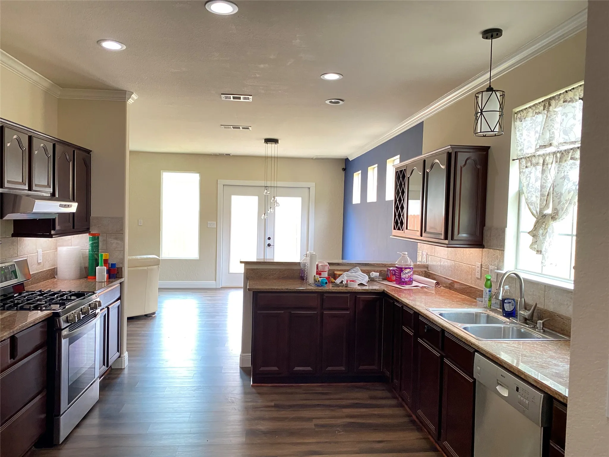 Single Family Residence For Sale in Dallas County , 400 S Jefferson Street S, Irving, Texas 75060, 3 Bedroom, 3 Bathroom, 2 Garage spaces, 2,172 Sqft, built in 2004, mls#21367138, Real Estate Agent in Irving, Homes For Sale in Dallas county, Homes For Sale in Irving, Realtor in Irving Texas, Real Estate Brokerage Independent Realty Texas, Luminita Cordes Realtor