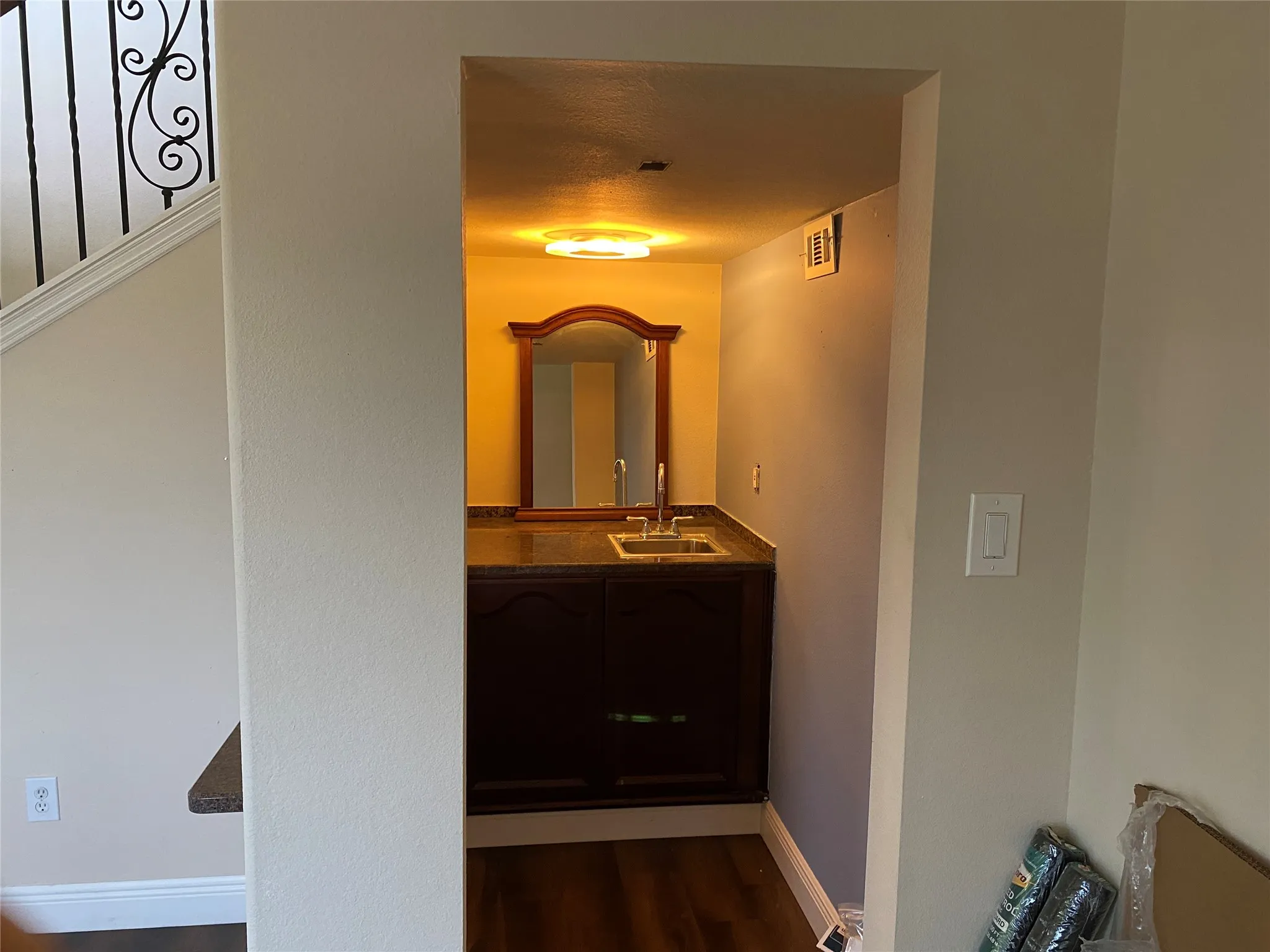 Single Family Residence For Sale in Dallas County , 400 S Jefferson Street S, Irving, Texas 75060, 3 Bedroom, 3 Bathroom, 2 Garage spaces, 2,172 Sqft, built in 2004, mls#21367138, Real Estate Agent in Irving, Homes For Sale in Dallas county, Homes For Sale in Irving, Realtor in Irving Texas, Real Estate Brokerage Independent Realty Texas, Luminita Cordes Realtor