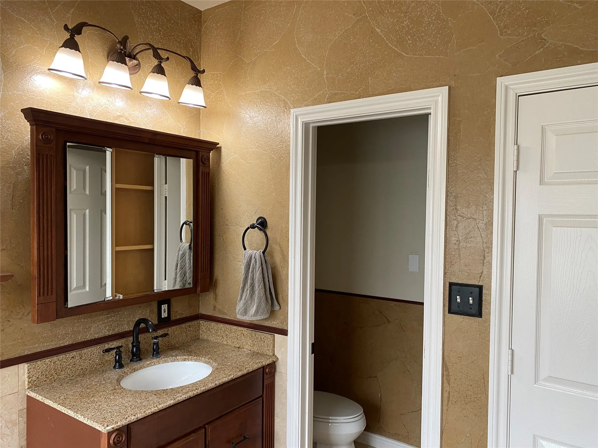 Single Family Residence For Sale in Dallas County , 400 S Jefferson Street S, Irving, Texas 75060, 3 Bedroom, 3 Bathroom, 2 Garage spaces, 2,172 Sqft, built in 2004, mls#21367138, Real Estate Agent in Irving, Homes For Sale in Dallas county, Homes For Sale in Irving, Realtor in Irving Texas, Real Estate Brokerage Independent Realty Texas, Luminita Cordes Realtor