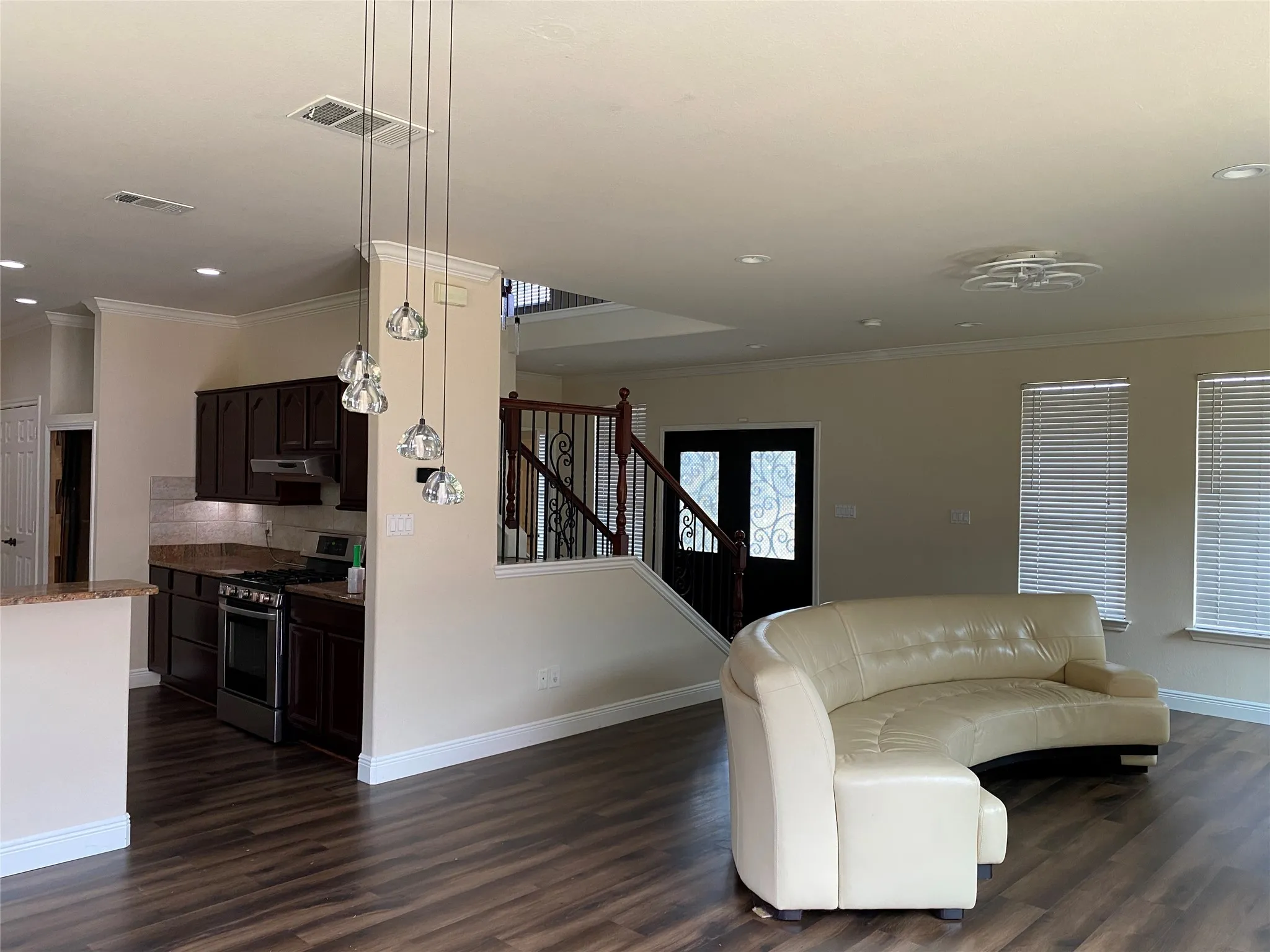 Single Family Residence For Sale in Dallas County , 400 S Jefferson Street S, Irving, Texas 75060, 3 Bedroom, 3 Bathroom, 2 Garage spaces, 2,172 Sqft, built in 2004, mls#21367138, Real Estate Agent in Irving, Homes For Sale in Dallas county, Homes For Sale in Irving, Realtor in Irving Texas, Real Estate Brokerage Independent Realty Texas, Luminita Cordes Realtor