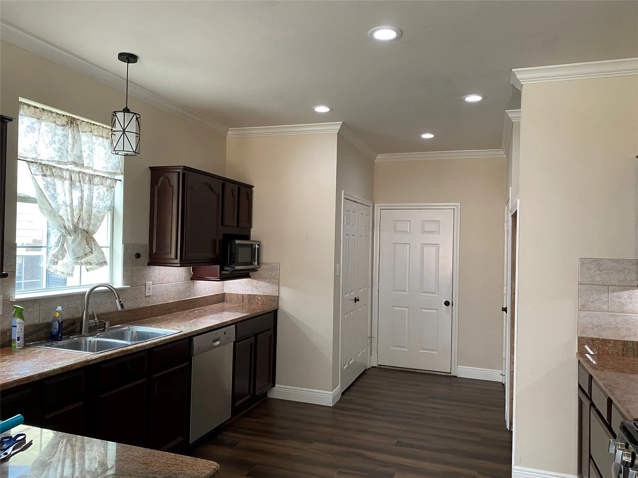 Single Family Residence For Sale in Dallas County , 400 S Jefferson Street S, Irving, Texas 75060, 3 Bedroom, 3 Bathroom, 2 Garage spaces, 2,172 Sqft, built in 2004, mls#21367138, Real Estate Agent in Irving, Homes For Sale in Dallas county, Homes For Sale in Irving, Realtor in Irving Texas, Real Estate Brokerage Independent Realty Texas, Luminita Cordes Realtor