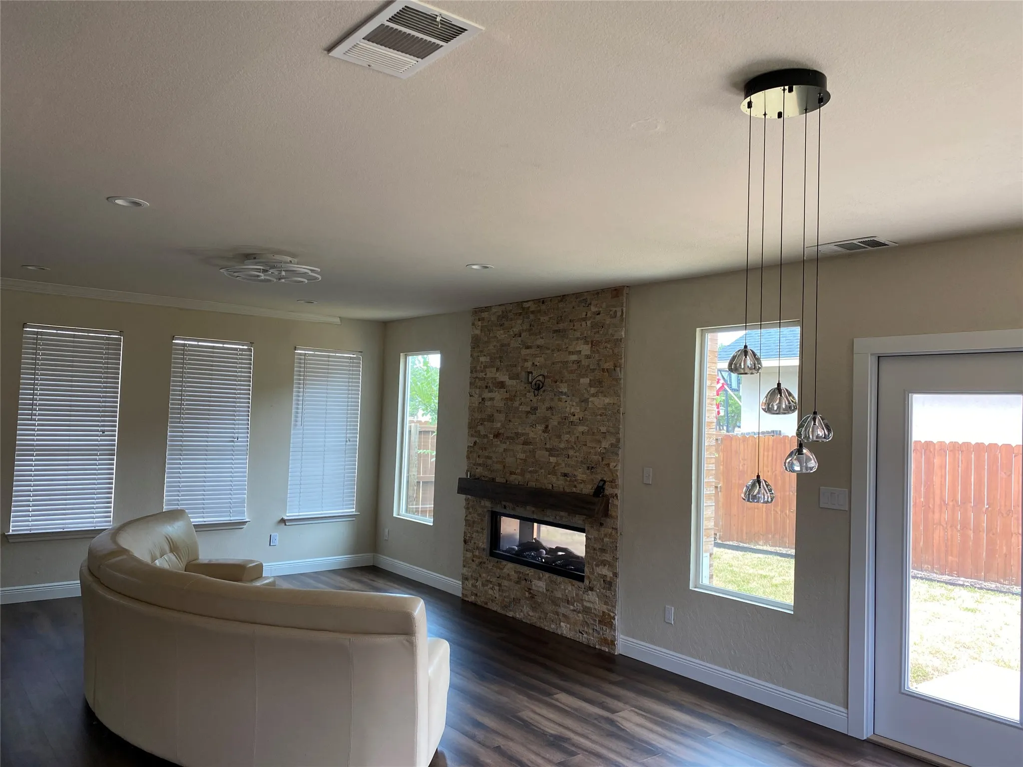 Single Family Residence For Sale in Dallas County , 400 S Jefferson Street S, Irving, Texas 75060, 3 Bedroom, 3 Bathroom, 2 Garage spaces, 2,172 Sqft, built in 2004, mls#21367138, Real Estate Agent in Irving, Homes For Sale in Dallas county, Homes For Sale in Irving, Realtor in Irving Texas, Real Estate Brokerage Independent Realty Texas, Luminita Cordes Realtor