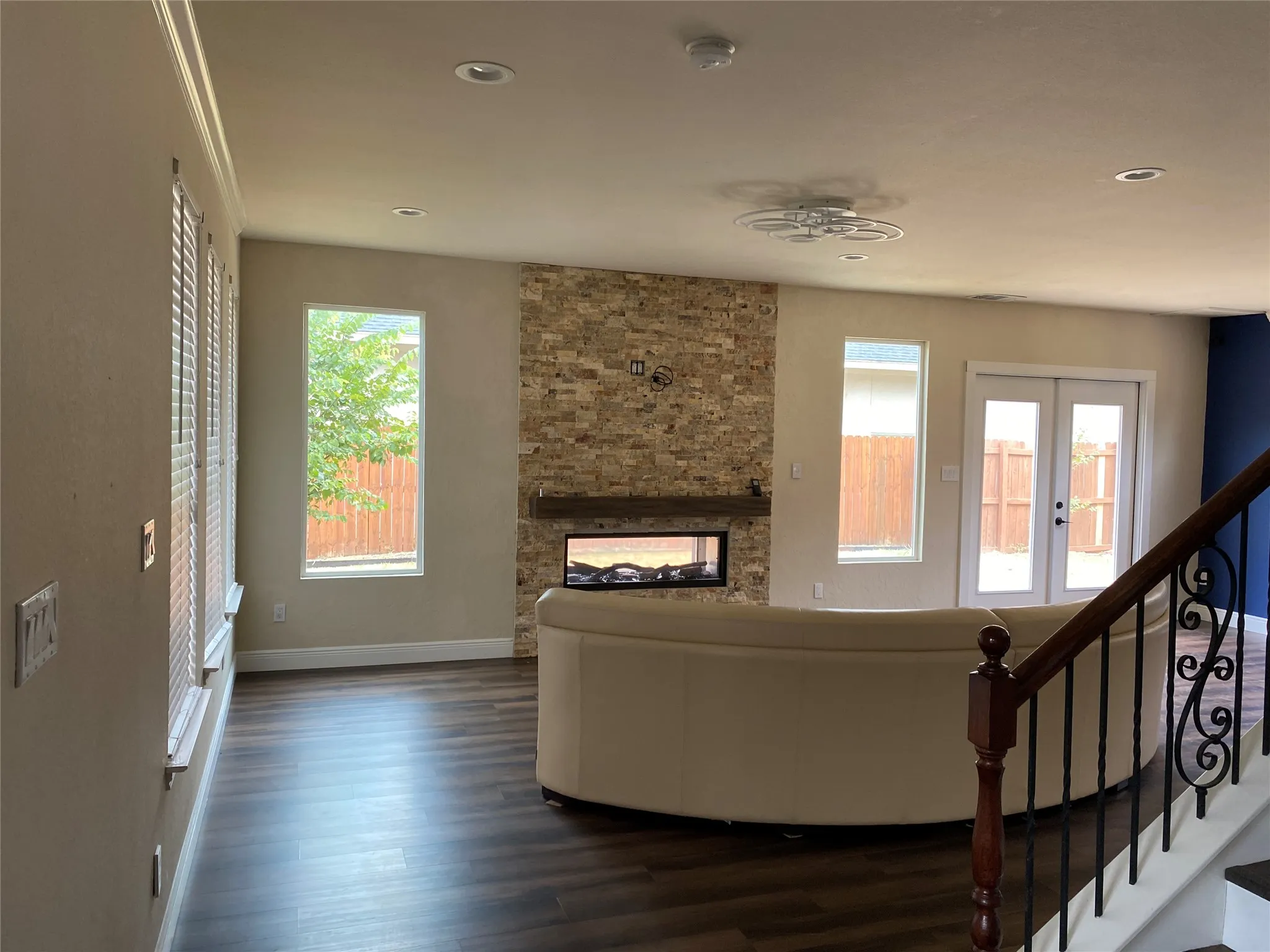 Single Family Residence For Sale in Dallas County , 400 S Jefferson Street S, Irving, Texas 75060, 3 Bedroom, 3 Bathroom, 2 Garage spaces, 2,172 Sqft, built in 2004, mls#21367138, Real Estate Agent in Irving, Homes For Sale in Dallas county, Homes For Sale in Irving, Realtor in Irving Texas, Real Estate Brokerage Independent Realty Texas, Luminita Cordes Realtor