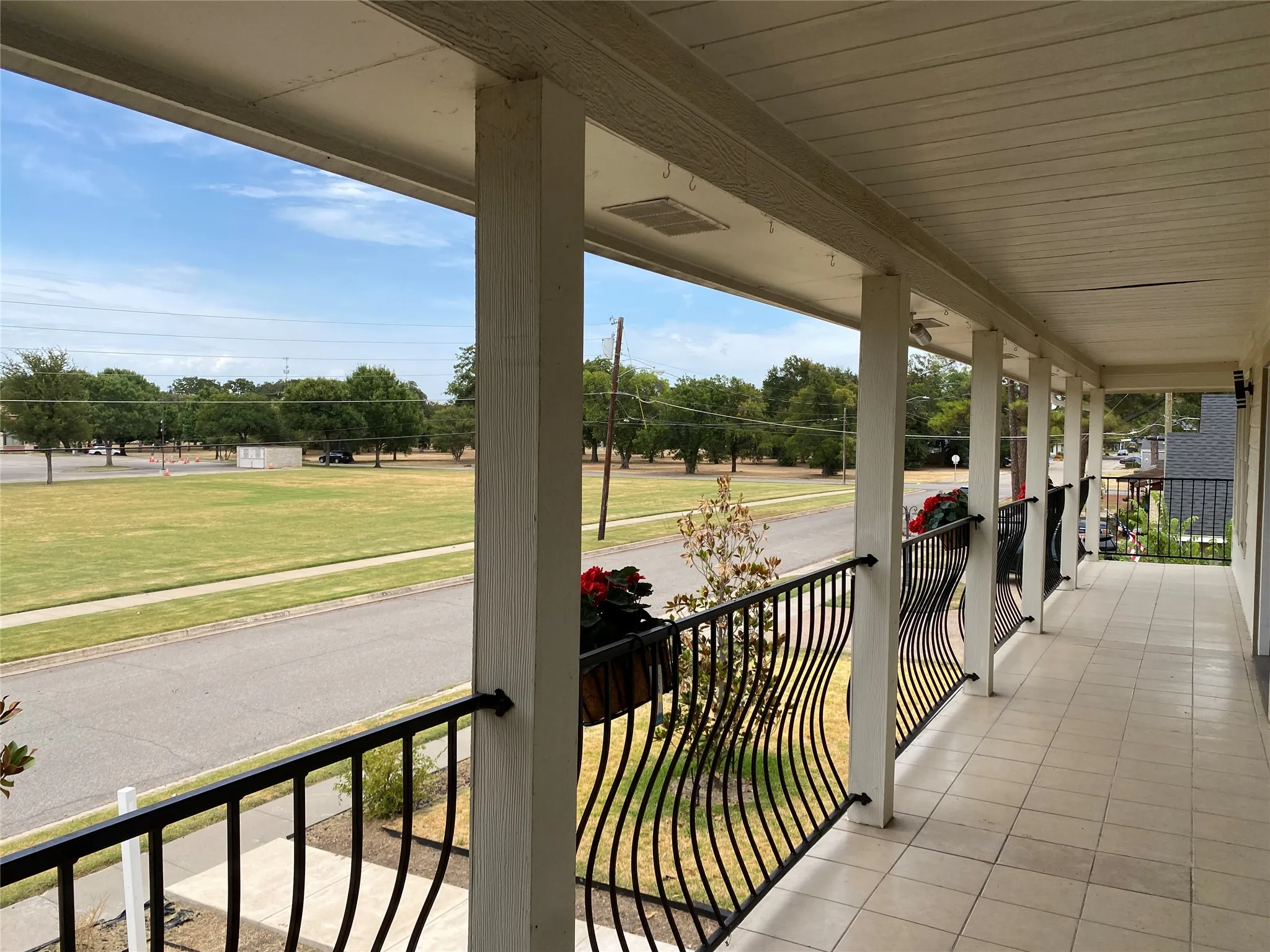 Single Family Residence For Sale in Dallas County , 400 S Jefferson Street S, Irving, Texas 75060, 3 Bedroom, 3 Bathroom, 2 Garage spaces, 2,172 Sqft, built in 2004, mls#21367138, Real Estate Agent in Irving, Homes For Sale in Dallas county, Homes For Sale in Irving, Realtor in Irving Texas, Real Estate Brokerage Independent Realty Texas, Luminita Cordes Realtor