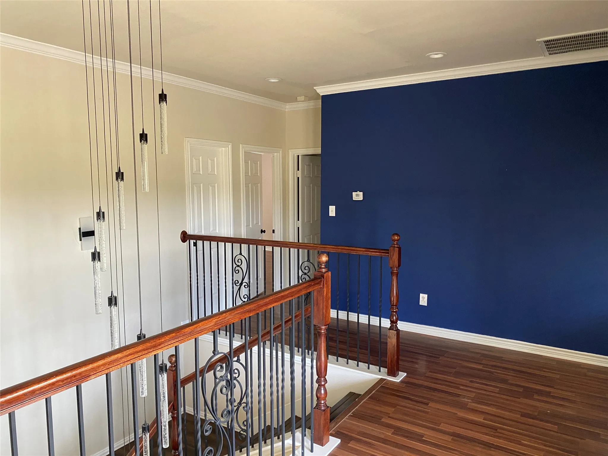 Single Family Residence For Sale in Dallas County , 400 S Jefferson Street S, Irving, Texas 75060, 3 Bedroom, 3 Bathroom, 2 Garage spaces, 2,172 Sqft, built in 2004, mls#21367138, Real Estate Agent in Irving, Homes For Sale in Dallas county, Homes For Sale in Irving, Realtor in Irving Texas, Real Estate Brokerage Independent Realty Texas, Luminita Cordes Realtor