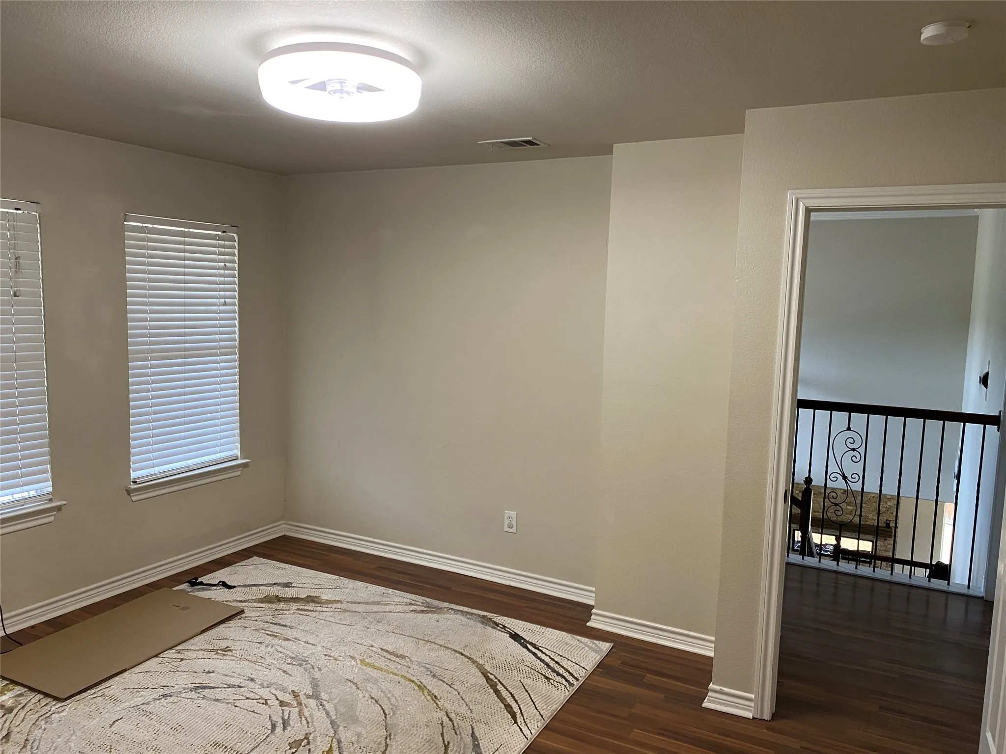Single Family Residence For Sale in Dallas County , 400 S Jefferson Street S, Irving, Texas 75060, 3 Bedroom, 3 Bathroom, 2 Garage spaces, 2,172 Sqft, built in 2004, mls#21367138, Real Estate Agent in Irving, Homes For Sale in Dallas county, Homes For Sale in Irving, Realtor in Irving Texas, Real Estate Brokerage Independent Realty Texas, Luminita Cordes Realtor