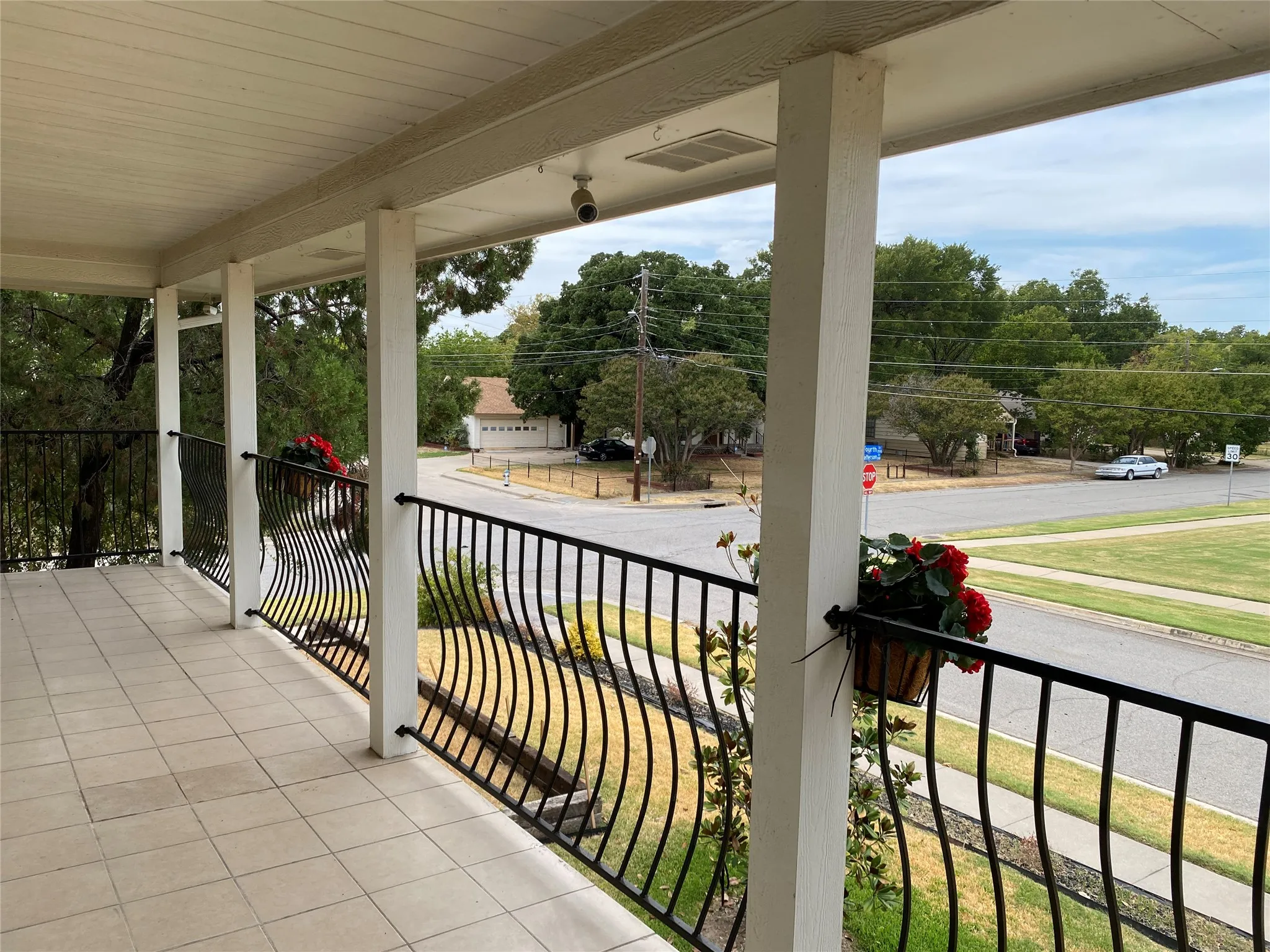 Single Family Residence For Sale in Dallas County , 400 S Jefferson Street S, Irving, Texas 75060, 3 Bedroom, 3 Bathroom, 2 Garage spaces, 2,172 Sqft, built in 2004, mls#21367138, Real Estate Agent in Irving, Homes For Sale in Dallas county, Homes For Sale in Irving, Realtor in Irving Texas, Real Estate Brokerage Independent Realty Texas, Luminita Cordes Realtor