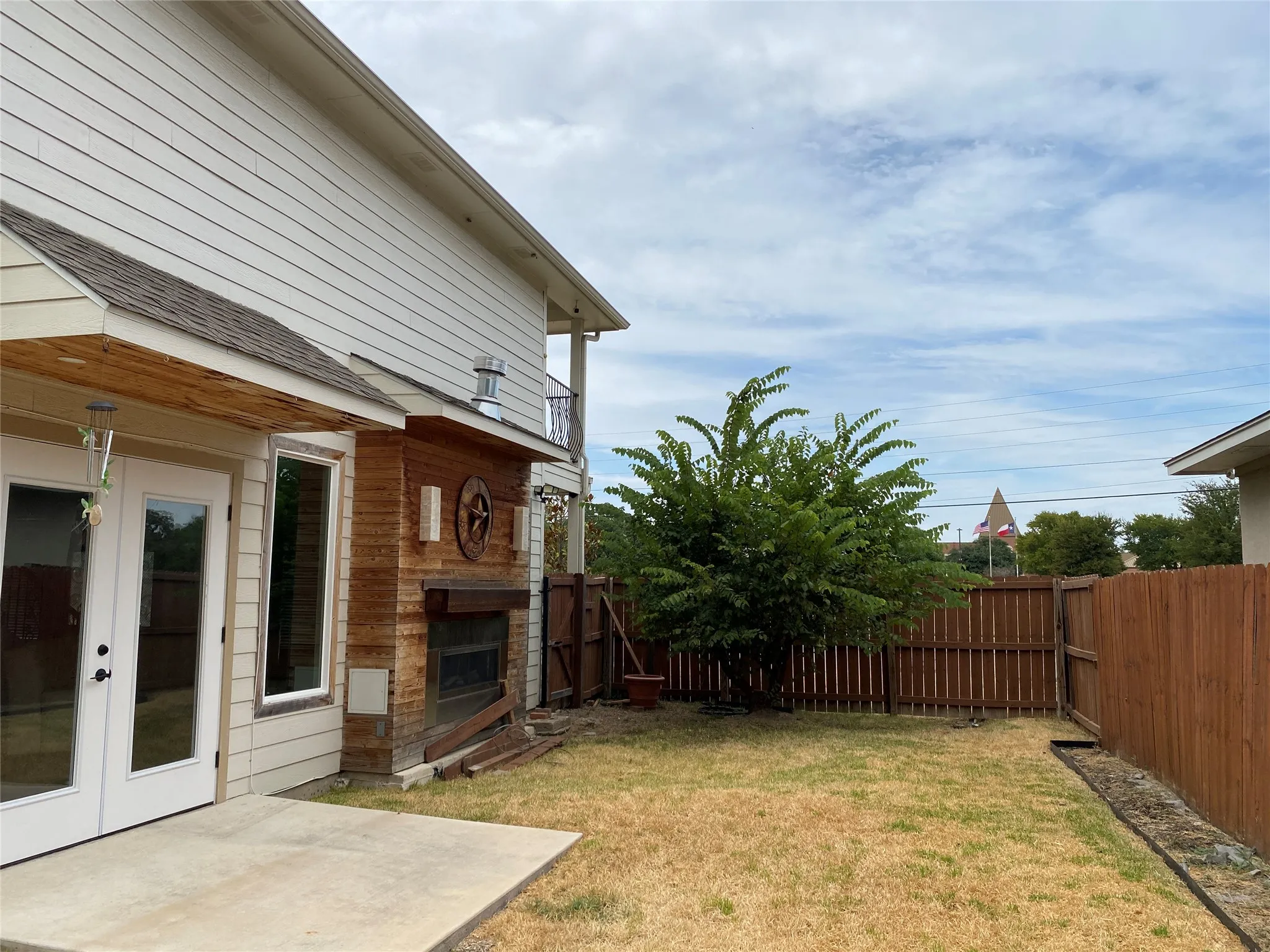 Single Family Residence For Sale in Dallas County , 400 S Jefferson Street S, Irving, Texas 75060, 3 Bedroom, 3 Bathroom, 2 Garage spaces, 2,172 Sqft, built in 2004, mls#21367138, Real Estate Agent in Irving, Homes For Sale in Dallas county, Homes For Sale in Irving, Realtor in Irving Texas, Real Estate Brokerage Independent Realty Texas, Luminita Cordes Realtor