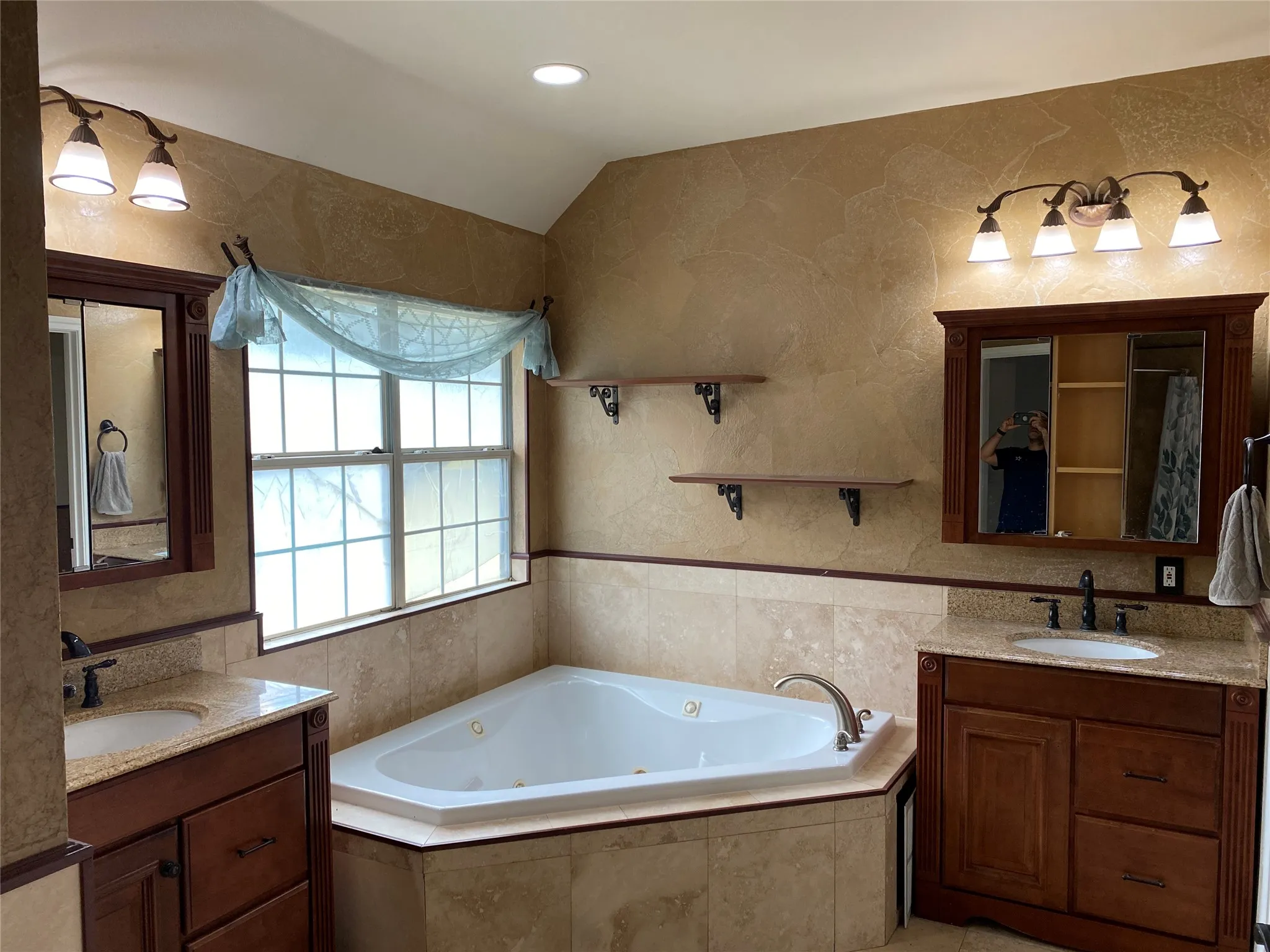 Single Family Residence For Sale in Dallas County , 400 S Jefferson Street S, Irving, Texas 75060, 3 Bedroom, 3 Bathroom, 2 Garage spaces, 2,172 Sqft, built in 2004, mls#21367138, Real Estate Agent in Irving, Homes For Sale in Dallas county, Homes For Sale in Irving, Realtor in Irving Texas, Real Estate Brokerage Independent Realty Texas, Luminita Cordes Realtor