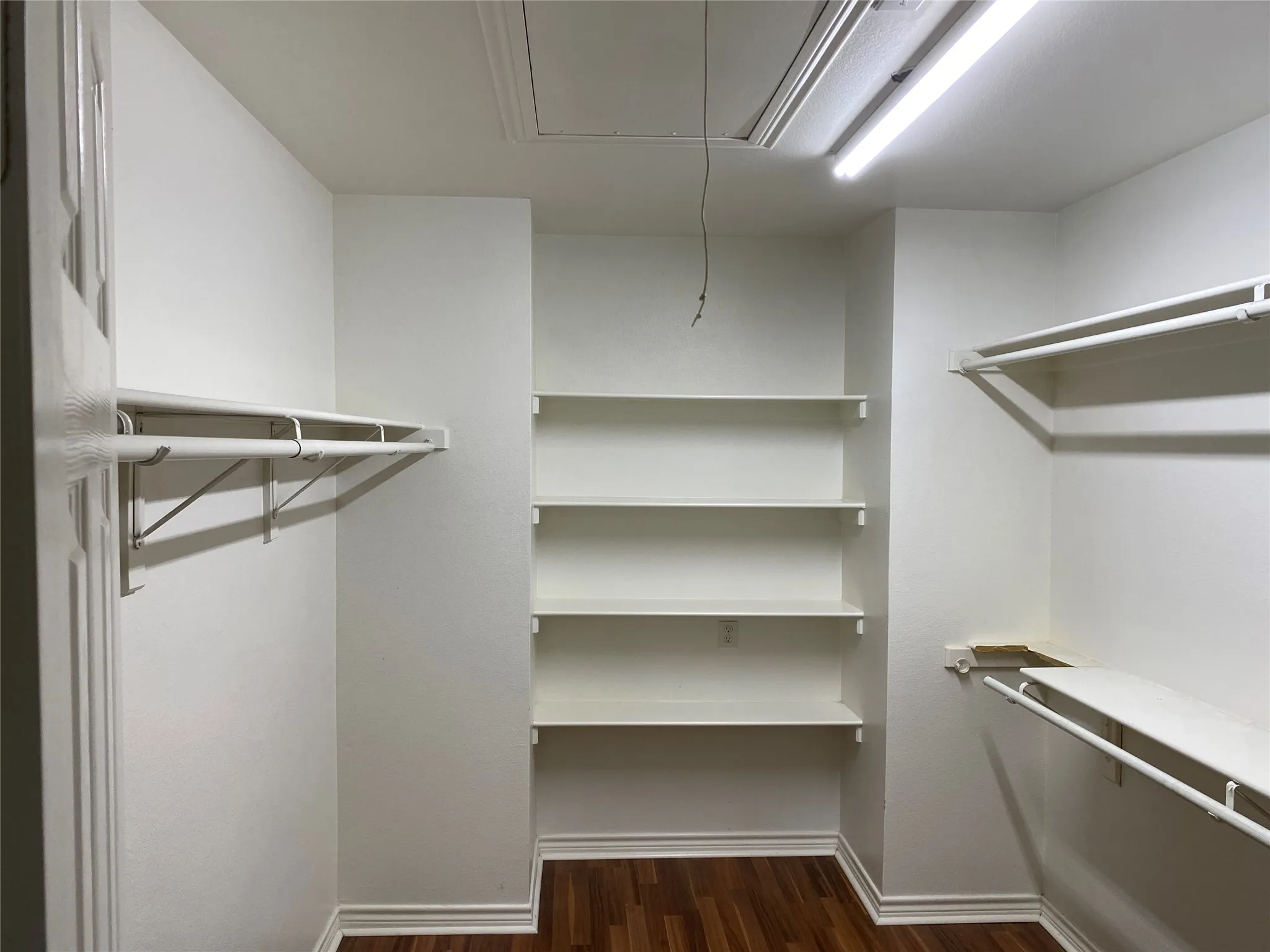 Single Family Residence For Sale in Dallas County , 400 S Jefferson Street S, Irving, Texas 75060, 3 Bedroom, 3 Bathroom, 2 Garage spaces, 2,172 Sqft, built in 2004, mls#21367138, Real Estate Agent in Irving, Homes For Sale in Dallas county, Homes For Sale in Irving, Realtor in Irving Texas, Real Estate Brokerage Independent Realty Texas, Luminita Cordes Realtor