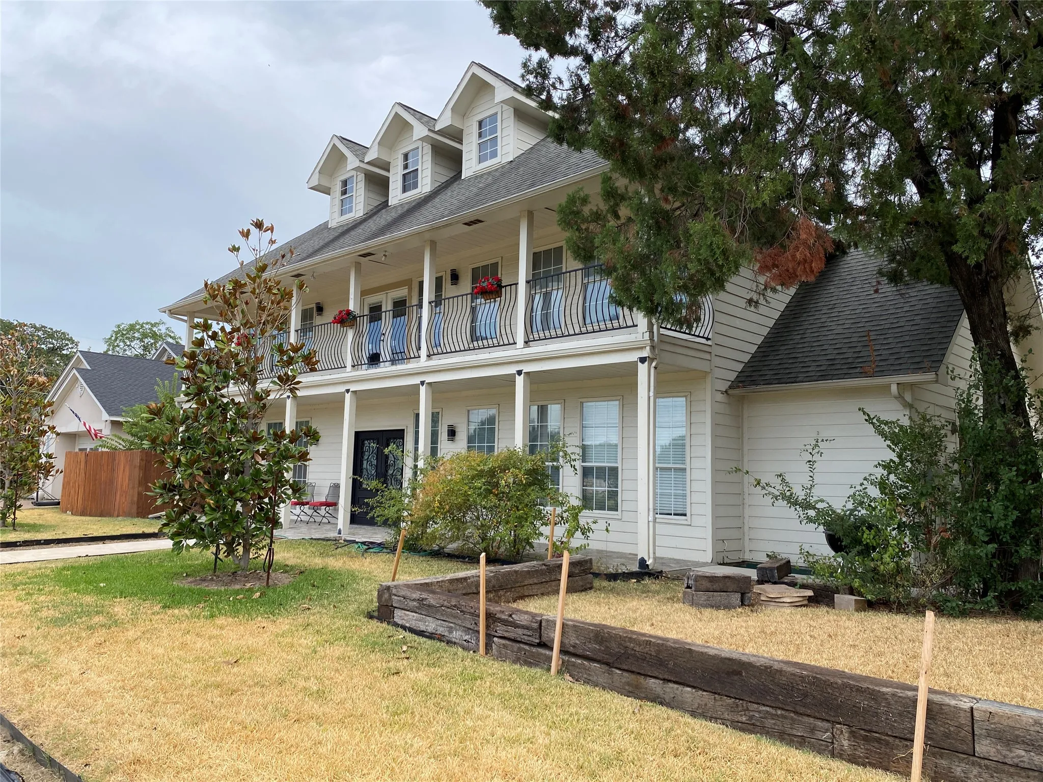 Single Family Residence For Sale in Dallas County , 400 S Jefferson Street S, Irving, Texas 75060, 3 Bedroom, 3 Bathroom, 2 Garage spaces, 2,172 Sqft, built in 2004, mls#21367138, Real Estate Agent in Irving, Homes For Sale in Dallas county, Homes For Sale in Irving, Realtor in Irving Texas, Real Estate Brokerage Independent Realty Texas, Luminita Cordes Realtor