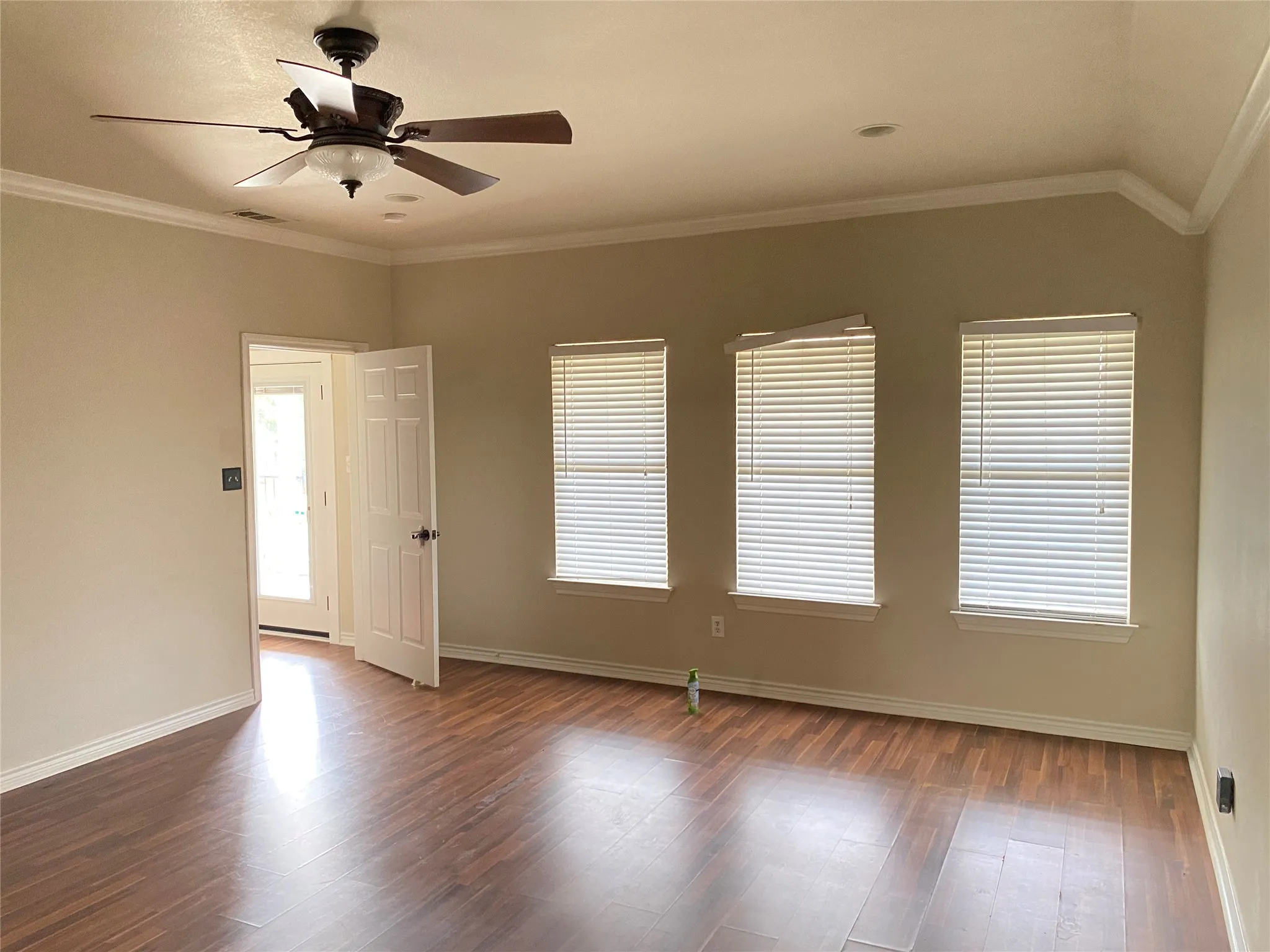 Single Family Residence For Sale in Dallas County , 400 S Jefferson Street S, Irving, Texas 75060, 3 Bedroom, 3 Bathroom, 2 Garage spaces, 2,172 Sqft, built in 2004, mls#21367138, Real Estate Agent in Irving, Homes For Sale in Dallas county, Homes For Sale in Irving, Realtor in Irving Texas, Real Estate Brokerage Independent Realty Texas, Luminita Cordes Realtor