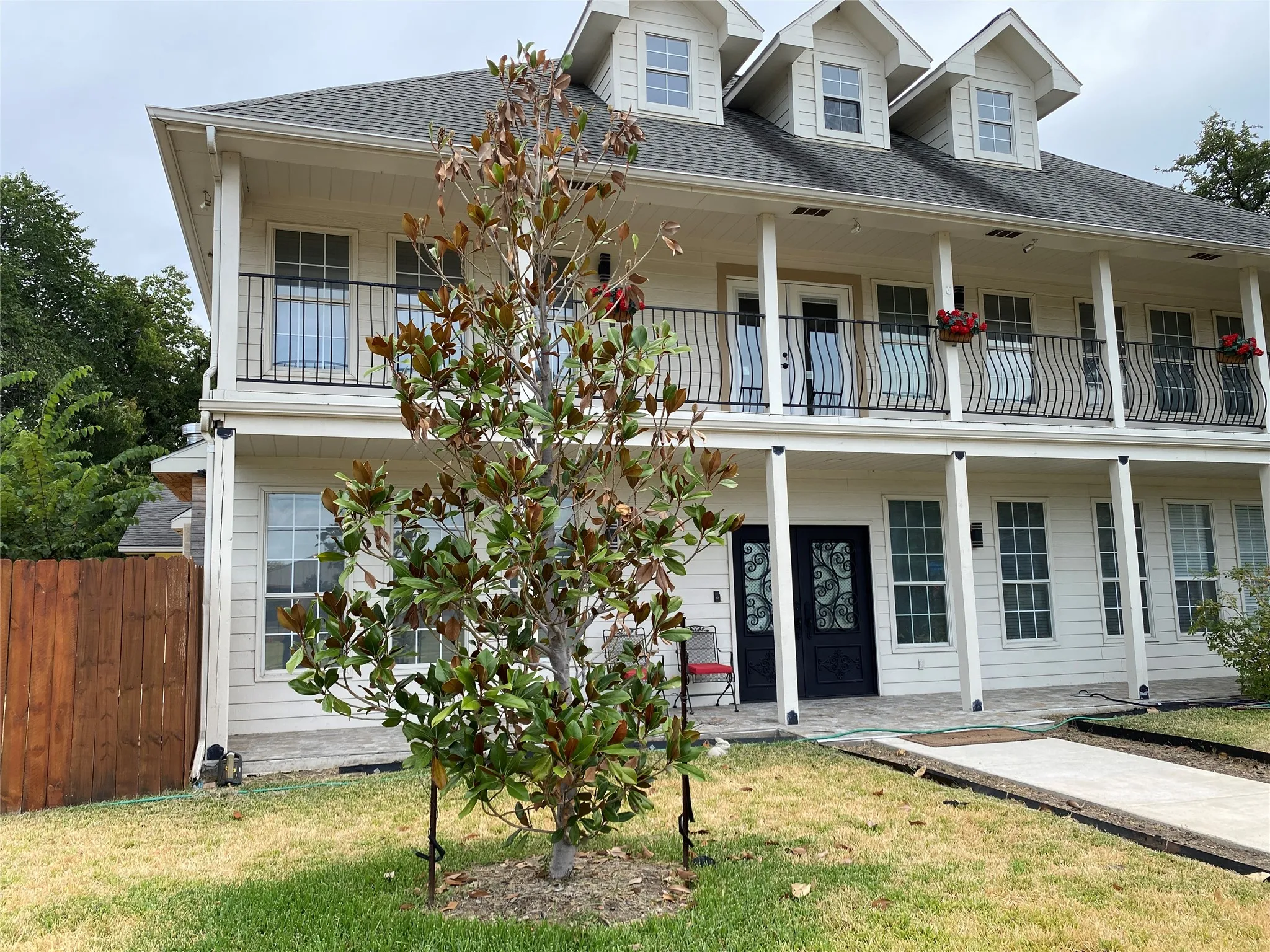 Single Family Residence For Sale in Dallas County , 400 S Jefferson Street S, Irving, Texas 75060, 3 Bedroom, 3 Bathroom, 2 Garage spaces, 2,172 Sqft, built in 2004, mls#21367138, Real Estate Agent in Irving, Homes For Sale in Dallas county, Homes For Sale in Irving, Realtor in Irving Texas, Real Estate Brokerage Independent Realty Texas, Luminita Cordes Realtor