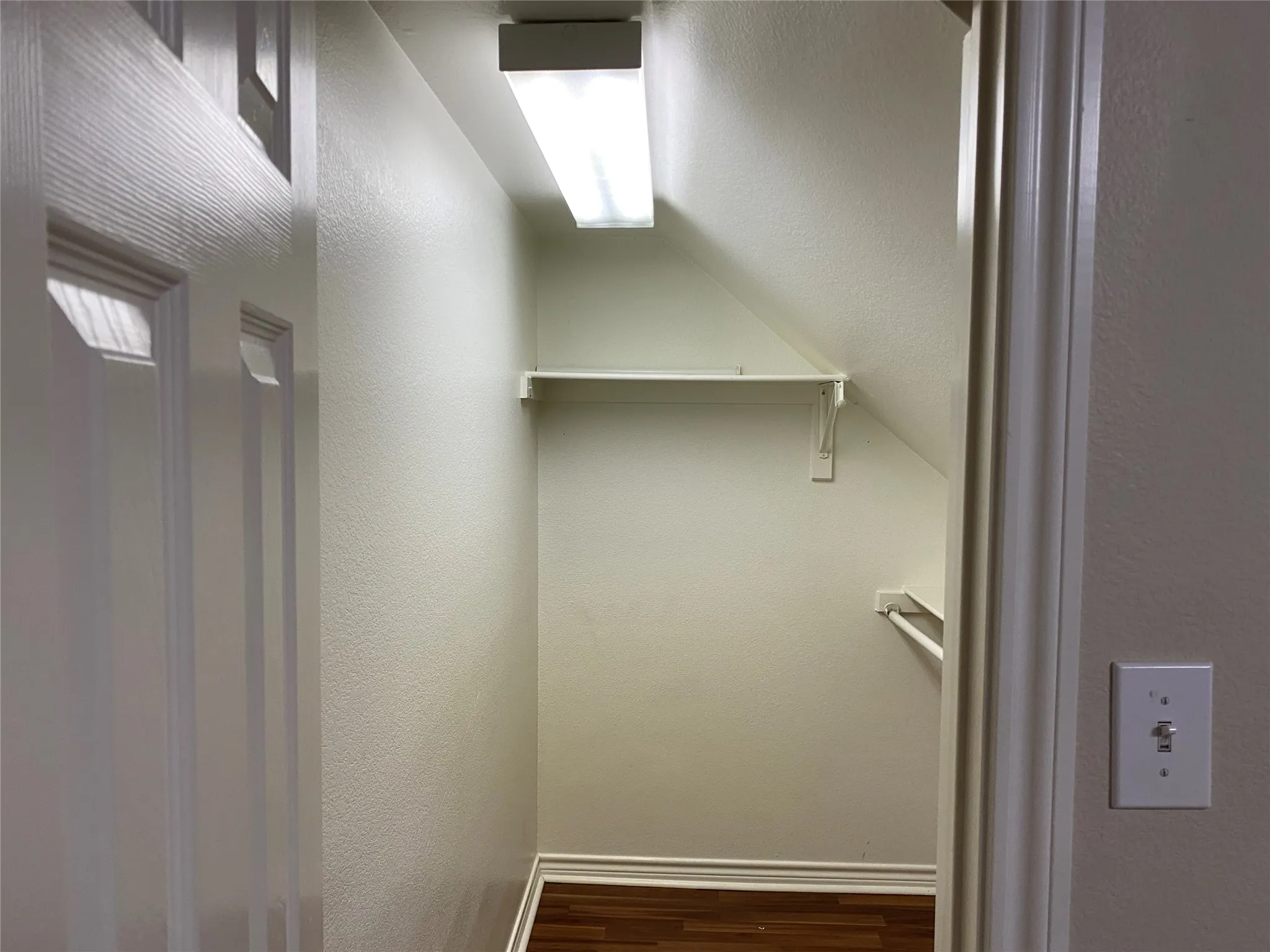 Single Family Residence For Sale in Dallas County , 400 S Jefferson Street S, Irving, Texas 75060, 3 Bedroom, 3 Bathroom, 2 Garage spaces, 2,172 Sqft, built in 2004, mls#21367138, Real Estate Agent in Irving, Homes For Sale in Dallas county, Homes For Sale in Irving, Realtor in Irving Texas, Real Estate Brokerage Independent Realty Texas, Luminita Cordes Realtor