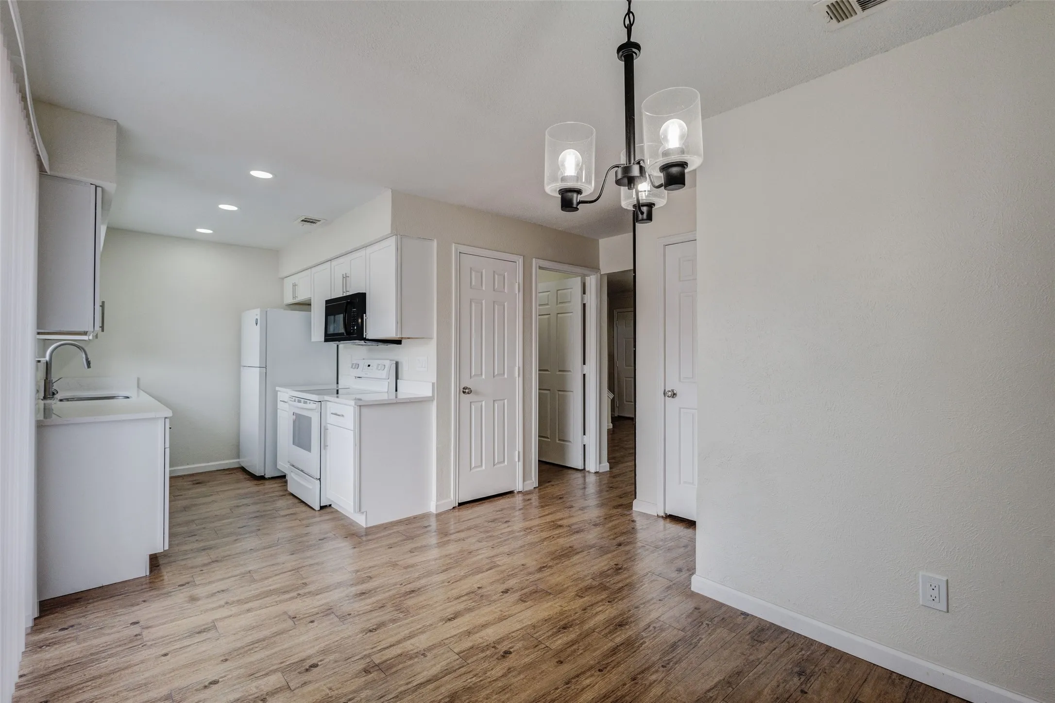 Condominium For Rent in Dallas County , 910 Cedar Terrace 910, Cedar Hill, Texas 75104, 3 Bedroom, 3 Bathroom, Garage spaces, 1,242 Sqft, built in 1983, mls#21366883, Real Estate Agent in Cedar Hill, Homes For Rent in Dallas county, Homes For Rent in Cedar Hill, Realtor in Cedar Hill Texas, Real Estate Brokerage Independent Realty Texas, Luminita Cordes Realtor