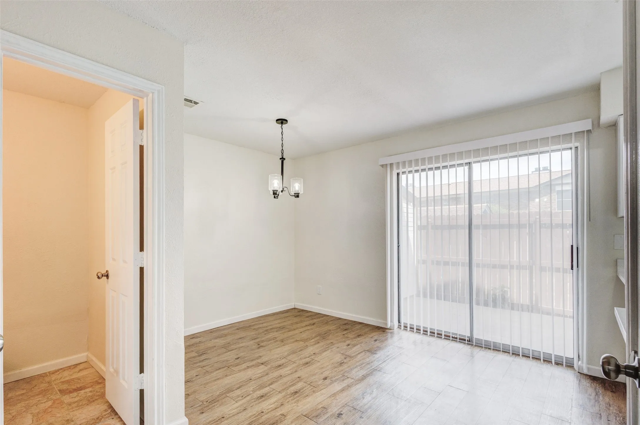 Condominium For Rent in Dallas County , 910 Cedar Terrace 910, Cedar Hill, Texas 75104, 3 Bedroom, 3 Bathroom, Garage spaces, 1,242 Sqft, built in 1983, mls#21366883, Real Estate Agent in Cedar Hill, Homes For Rent in Dallas county, Homes For Rent in Cedar Hill, Realtor in Cedar Hill Texas, Real Estate Brokerage Independent Realty Texas, Luminita Cordes Realtor