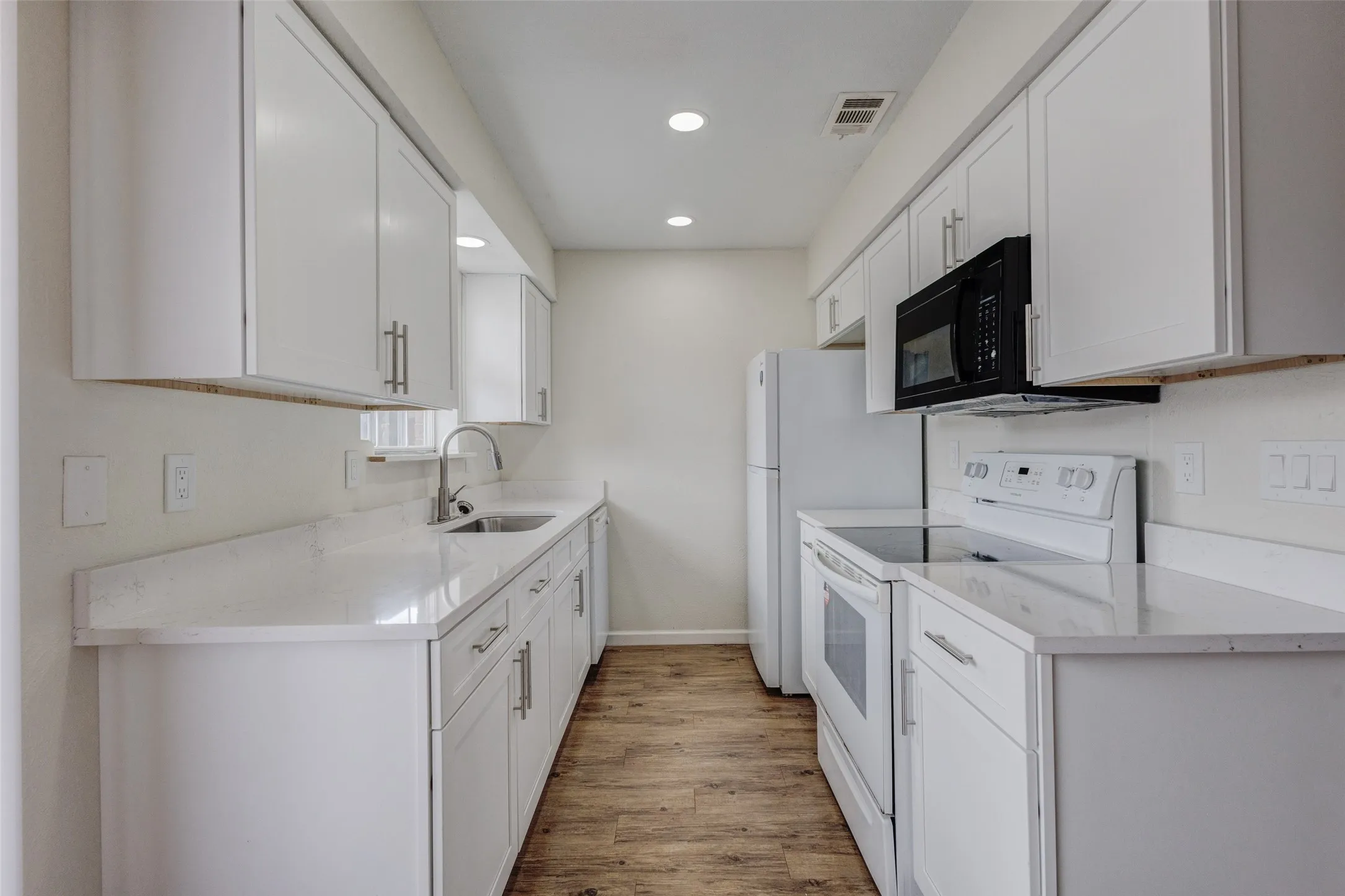 Condominium For Rent in Dallas County , 910 Cedar Terrace 910, Cedar Hill, Texas 75104, 3 Bedroom, 3 Bathroom, Garage spaces, 1,242 Sqft, built in 1983, mls#21366883, Real Estate Agent in Cedar Hill, Homes For Rent in Dallas county, Homes For Rent in Cedar Hill, Realtor in Cedar Hill Texas, Real Estate Brokerage Independent Realty Texas, Luminita Cordes Realtor