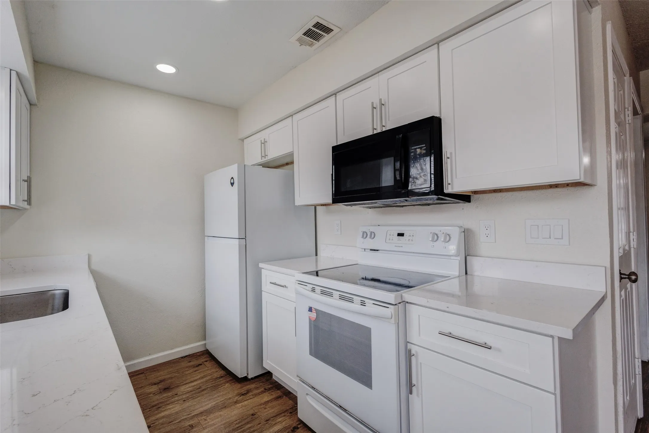 Condominium For Rent in Dallas County , 910 Cedar Terrace 910, Cedar Hill, Texas 75104, 3 Bedroom, 3 Bathroom, Garage spaces, 1,242 Sqft, built in 1983, mls#21366883, Real Estate Agent in Cedar Hill, Homes For Rent in Dallas county, Homes For Rent in Cedar Hill, Realtor in Cedar Hill Texas, Real Estate Brokerage Independent Realty Texas, Luminita Cordes Realtor