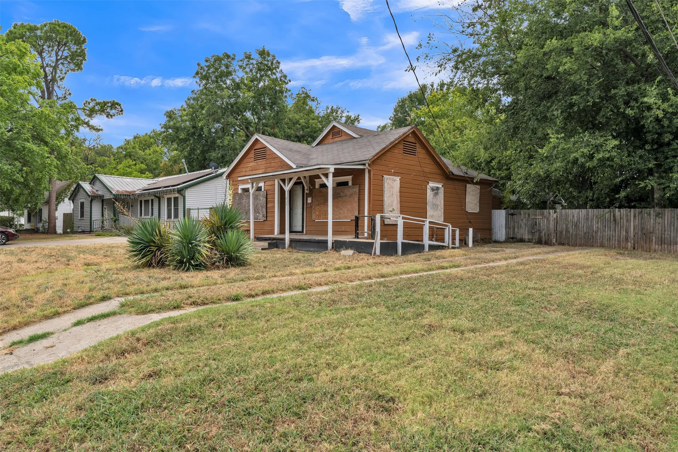 Single Family Residence For Sale in Kaufman County , 905 N Frances Street, Terrell, Texas 75160, 1 Bedroom, 1 Bathroom, Garage spaces, 996 Sqft, built in 1937, mls#21365778, Real Estate Agent in Terrell, Homes For Sale in Kaufman county, Homes For Sale in Terrell, Realtor in Terrell Texas, Real Estate Brokerage Independent Realty Texas, Luminita Cordes Realtor