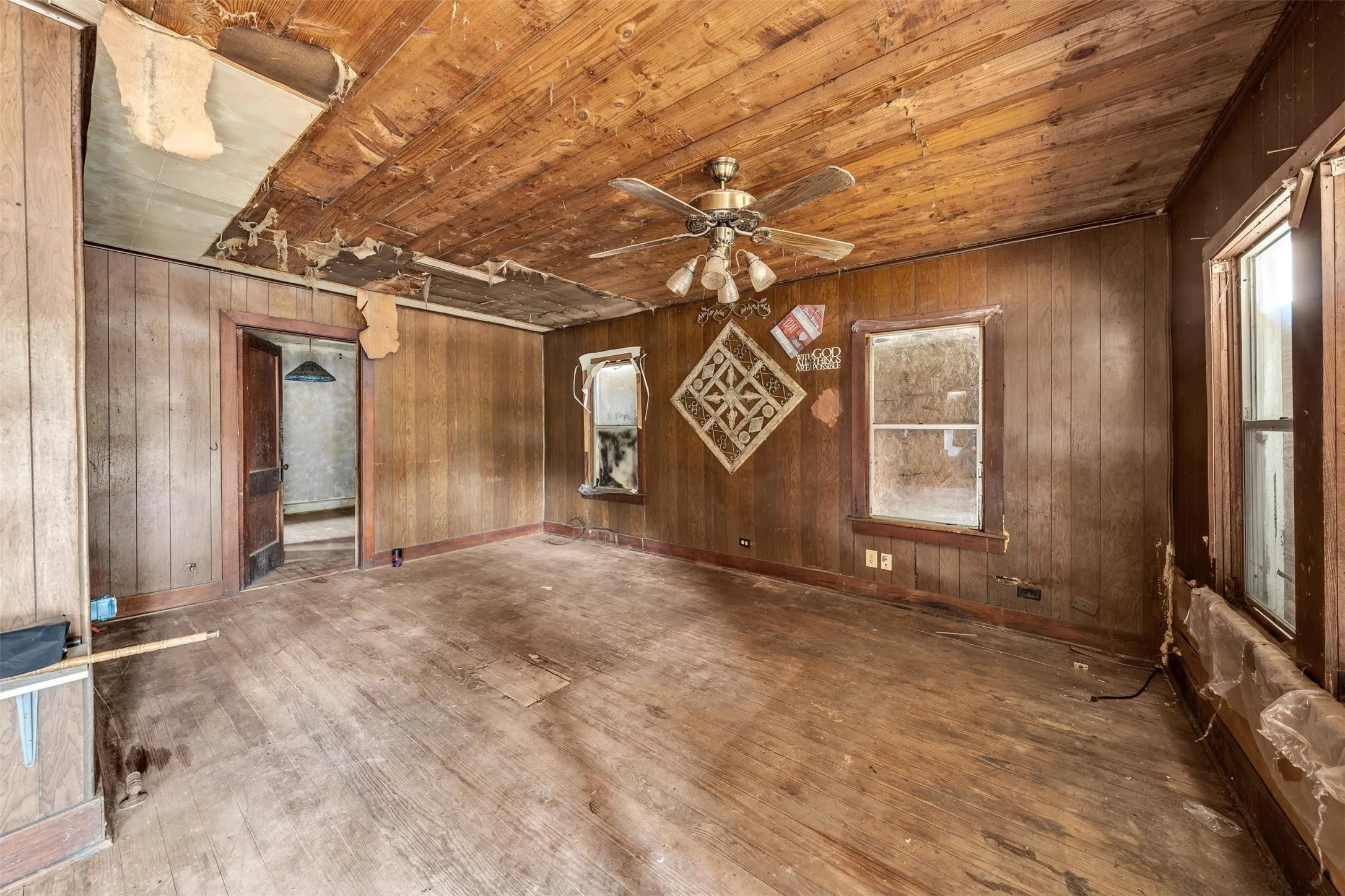 Single Family Residence For Sale in Kaufman County , 905 N Frances Street, Terrell, Texas 75160, 1 Bedroom, 1 Bathroom, Garage spaces, 996 Sqft, built in 1937, mls#21365778, Real Estate Agent in Terrell, Homes For Sale in Kaufman county, Homes For Sale in Terrell, Realtor in Terrell Texas, Real Estate Brokerage Independent Realty Texas, Luminita Cordes Realtor