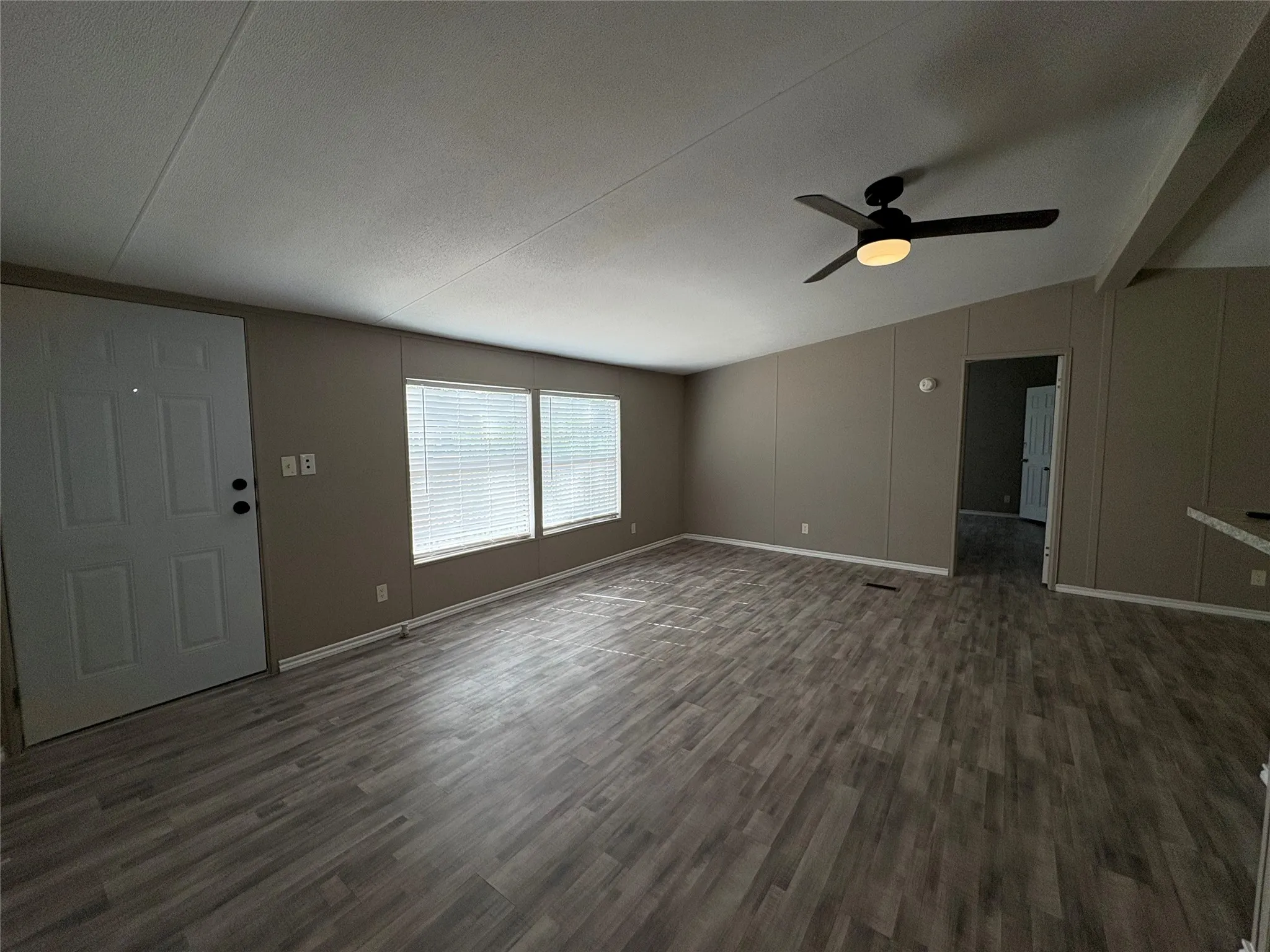 Manufactured Home For Sale in Wise County , 111 Shady Springs Drive, Bridgeport, Texas 76426, 3 Bedroom, 2 Bathroom, Garage spaces, 1,288 Sqft, built in 1992, mls#21367056, Real Estate Agent in Bridgeport, Homes For Sale in Wise county, Homes For Sale in Bridgeport, Realtor in Bridgeport Texas, Real Estate Brokerage Independent Realty Texas, Luminita Cordes Realtor