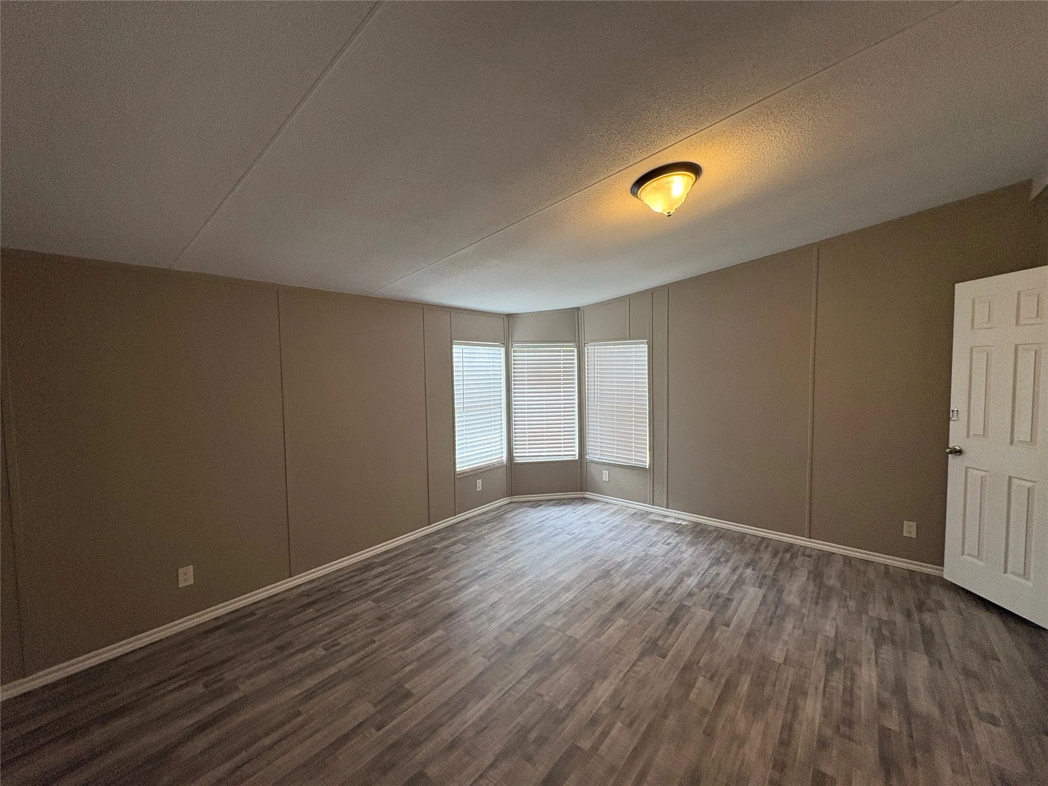 Manufactured Home For Sale in Wise County , 111 Shady Springs Drive, Bridgeport, Texas 76426, 3 Bedroom, 2 Bathroom, Garage spaces, 1,288 Sqft, built in 1992, mls#21367056, Real Estate Agent in Bridgeport, Homes For Sale in Wise county, Homes For Sale in Bridgeport, Realtor in Bridgeport Texas, Real Estate Brokerage Independent Realty Texas, Luminita Cordes Realtor