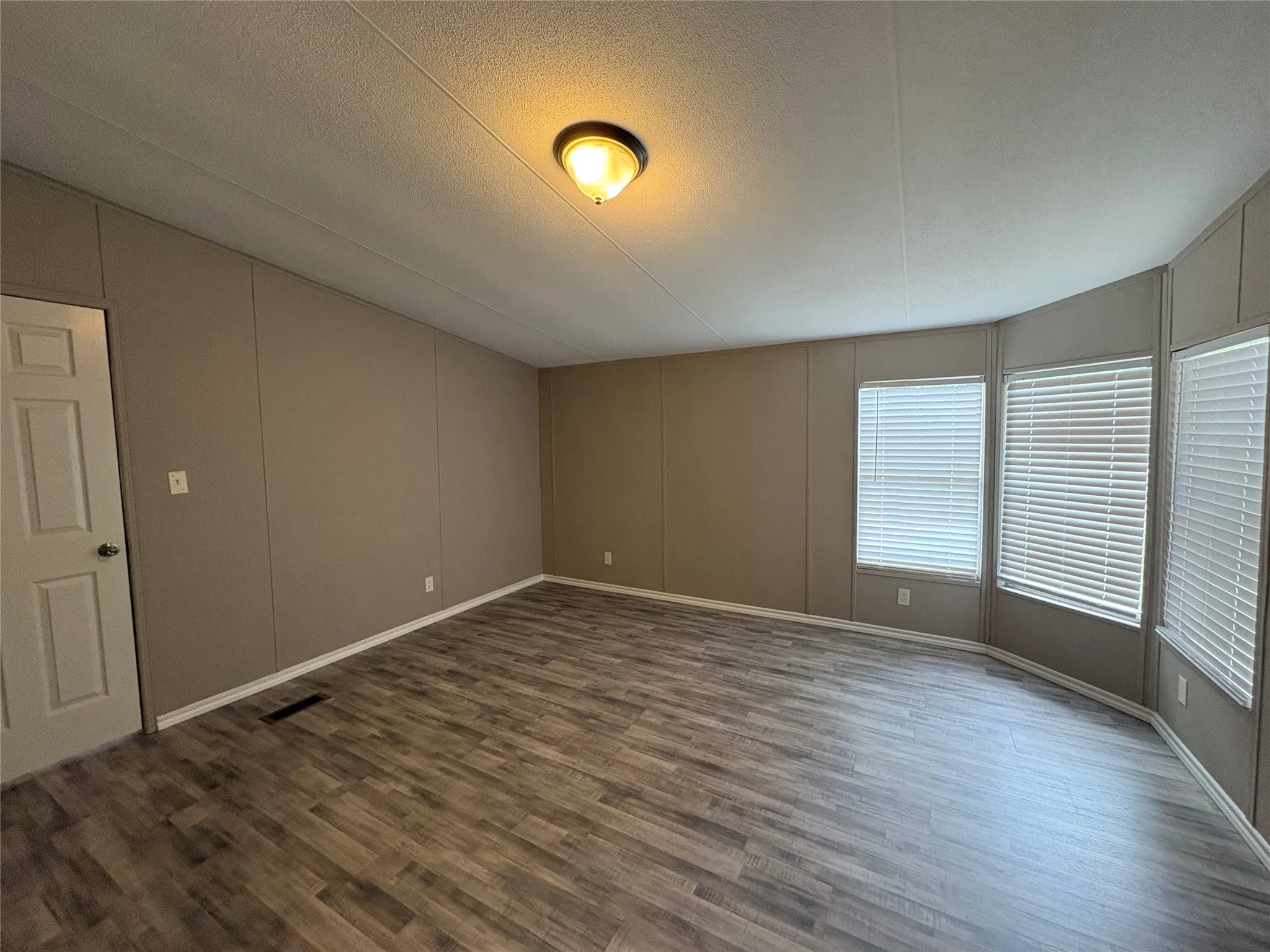 Manufactured Home For Sale in Wise County , 111 Shady Springs Drive, Bridgeport, Texas 76426, 3 Bedroom, 2 Bathroom, Garage spaces, 1,288 Sqft, built in 1992, mls#21367056, Real Estate Agent in Bridgeport, Homes For Sale in Wise county, Homes For Sale in Bridgeport, Realtor in Bridgeport Texas, Real Estate Brokerage Independent Realty Texas, Luminita Cordes Realtor
