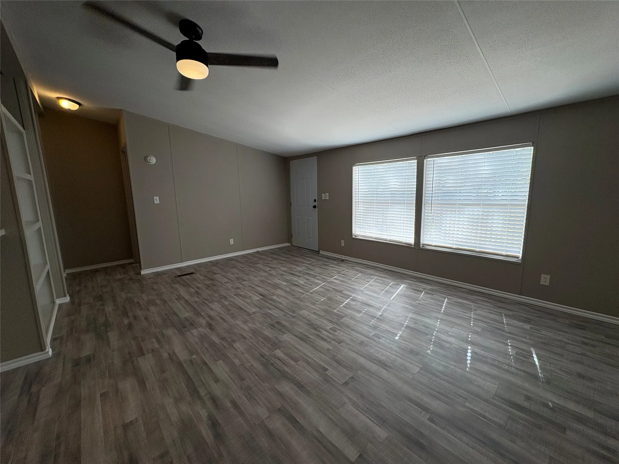 Manufactured Home For Sale in Wise County , 111 Shady Springs Drive, Bridgeport, Texas 76426, 3 Bedroom, 2 Bathroom, Garage spaces, 1,288 Sqft, built in 1992, mls#21367056, Real Estate Agent in Bridgeport, Homes For Sale in Wise county, Homes For Sale in Bridgeport, Realtor in Bridgeport Texas, Real Estate Brokerage Independent Realty Texas, Luminita Cordes Realtor