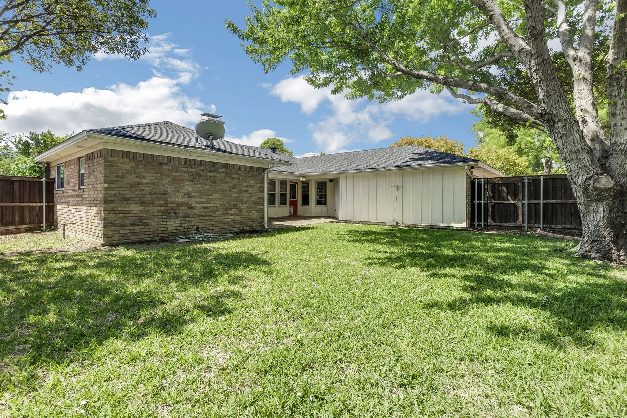 Single Family Residence For Rent in Collin County , 2207 Glen Forest Lane, Plano, Texas 75023, 3 Bedroom, 2 Bathroom, 2 Garage spaces, 1,799 Sqft, built in 1975, mls#21367132, Real Estate Agent in Plano, Homes For Rent in Collin county, Homes For Rent in Plano, Realtor in Plano Texas, Real Estate Brokerage Independent Realty Texas, Luminita Cordes Realtor