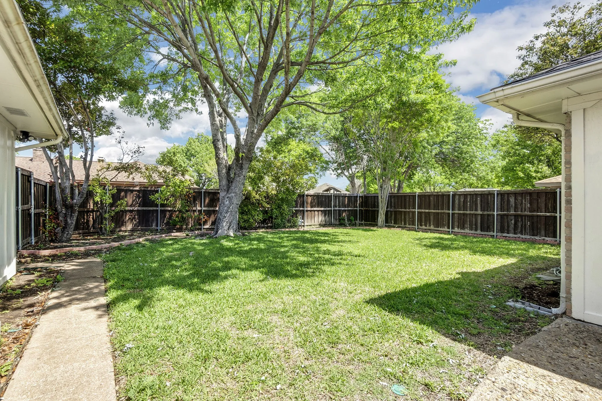 Single Family Residence For Rent in Collin County , 2207 Glen Forest Lane, Plano, Texas 75023, 3 Bedroom, 2 Bathroom, 2 Garage spaces, 1,799 Sqft, built in 1975, mls#21367132, Real Estate Agent in Plano, Homes For Rent in Collin county, Homes For Rent in Plano, Realtor in Plano Texas, Real Estate Brokerage Independent Realty Texas, Luminita Cordes Realtor
