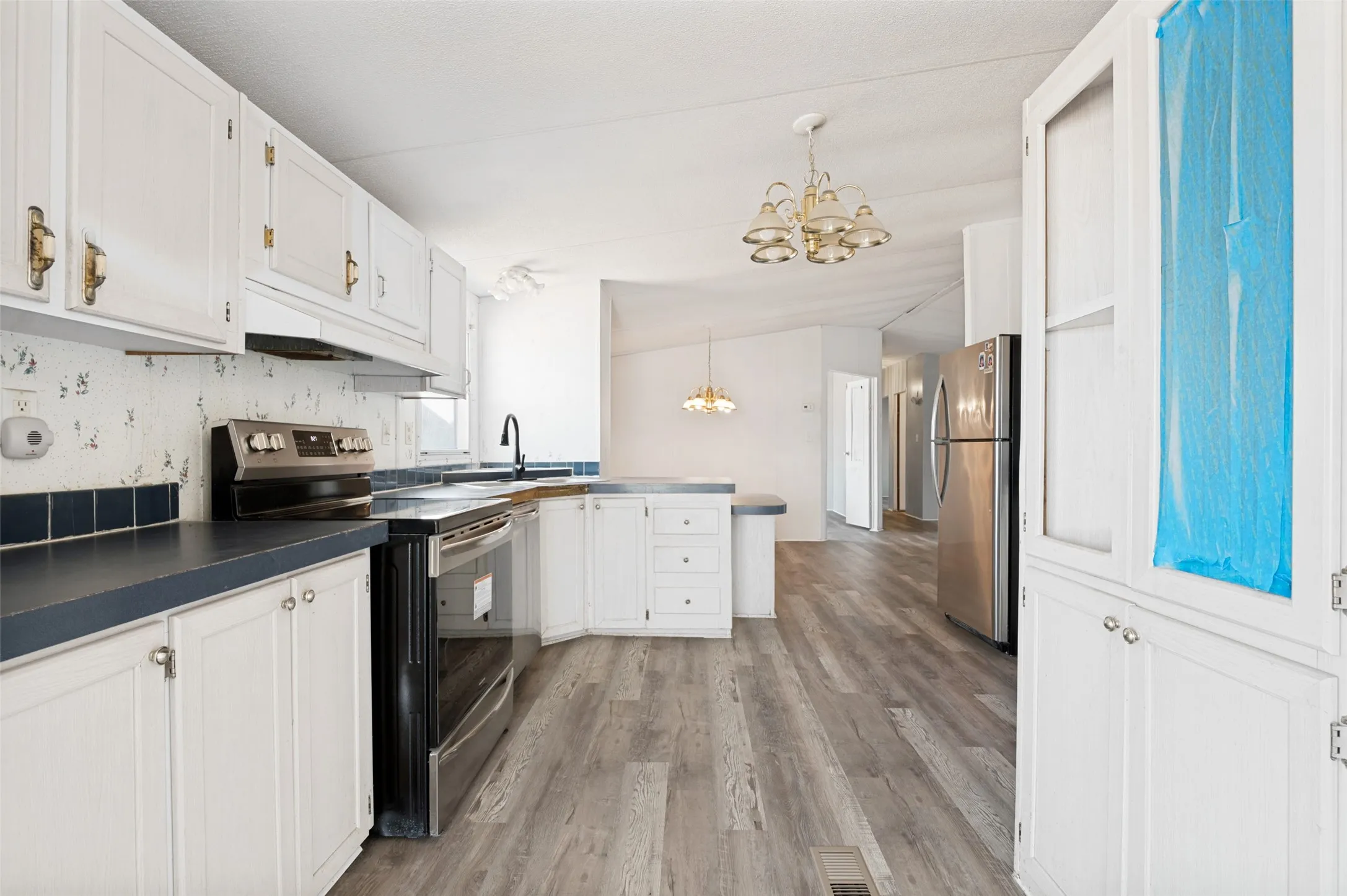 Mobile Home For Sale in Ellis County , 523 W Pecan Tree Road, Waxahachie, Texas 75167, 4 Bedroom, 2 Bathroom, Garage spaces, 1,568 Sqft, built in 1997, Price $460,000, mls#21367129, Real Estate Agent in Waxahachie, Homes For Sale in Ellis county, Homes For Sale in Waxahachie, Realtor in Waxahachie Texas, Real Estate Brokerage Independent Realty Texas, Luminita Cordes Realtor