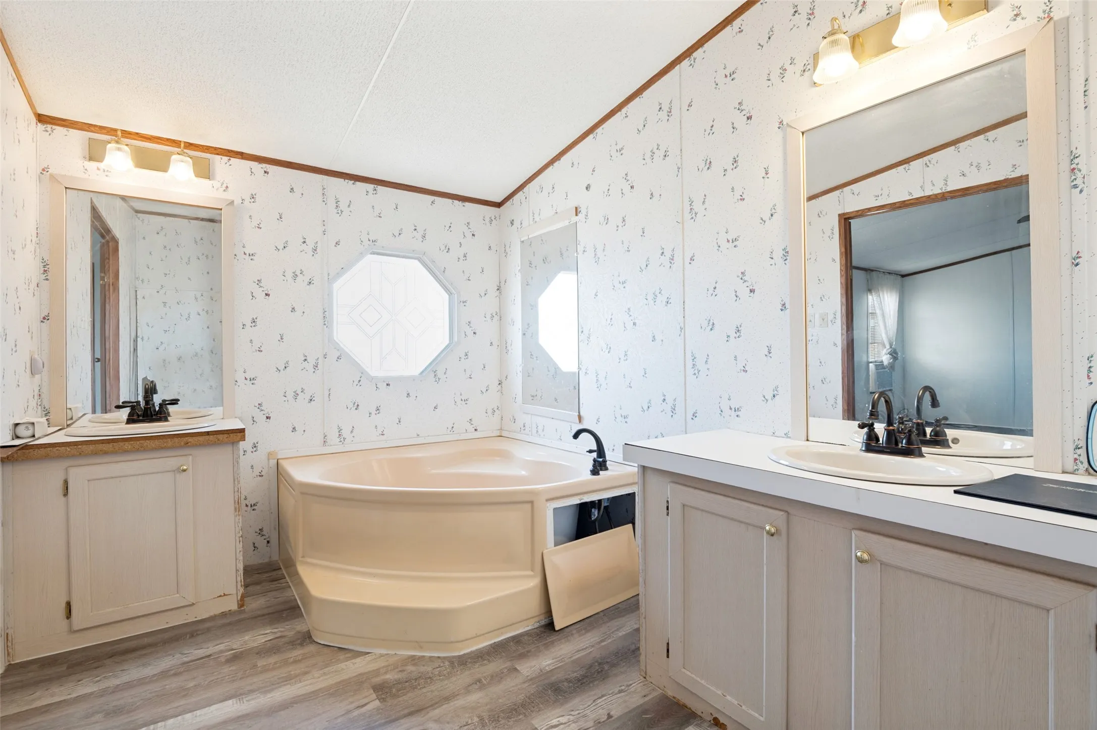 Mobile Home For Sale in Ellis County , 523 W Pecan Tree Road, Waxahachie, Texas 75167, 4 Bedroom, 2 Bathroom, Garage spaces, 1,568 Sqft, built in 1997, Price $460,000, mls#21367129, Real Estate Agent in Waxahachie, Homes For Sale in Ellis county, Homes For Sale in Waxahachie, Realtor in Waxahachie Texas, Real Estate Brokerage Independent Realty Texas, Luminita Cordes Realtor