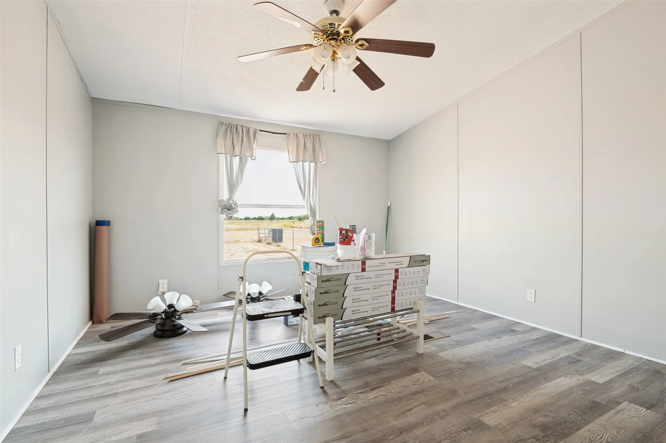Mobile Home For Sale in Ellis County , 523 W Pecan Tree Road, Waxahachie, Texas 75167, 4 Bedroom, 2 Bathroom, Garage spaces, 1,568 Sqft, built in 1997, Price $460,000, mls#21367129, Real Estate Agent in Waxahachie, Homes For Sale in Ellis county, Homes For Sale in Waxahachie, Realtor in Waxahachie Texas, Real Estate Brokerage Independent Realty Texas, Luminita Cordes Realtor