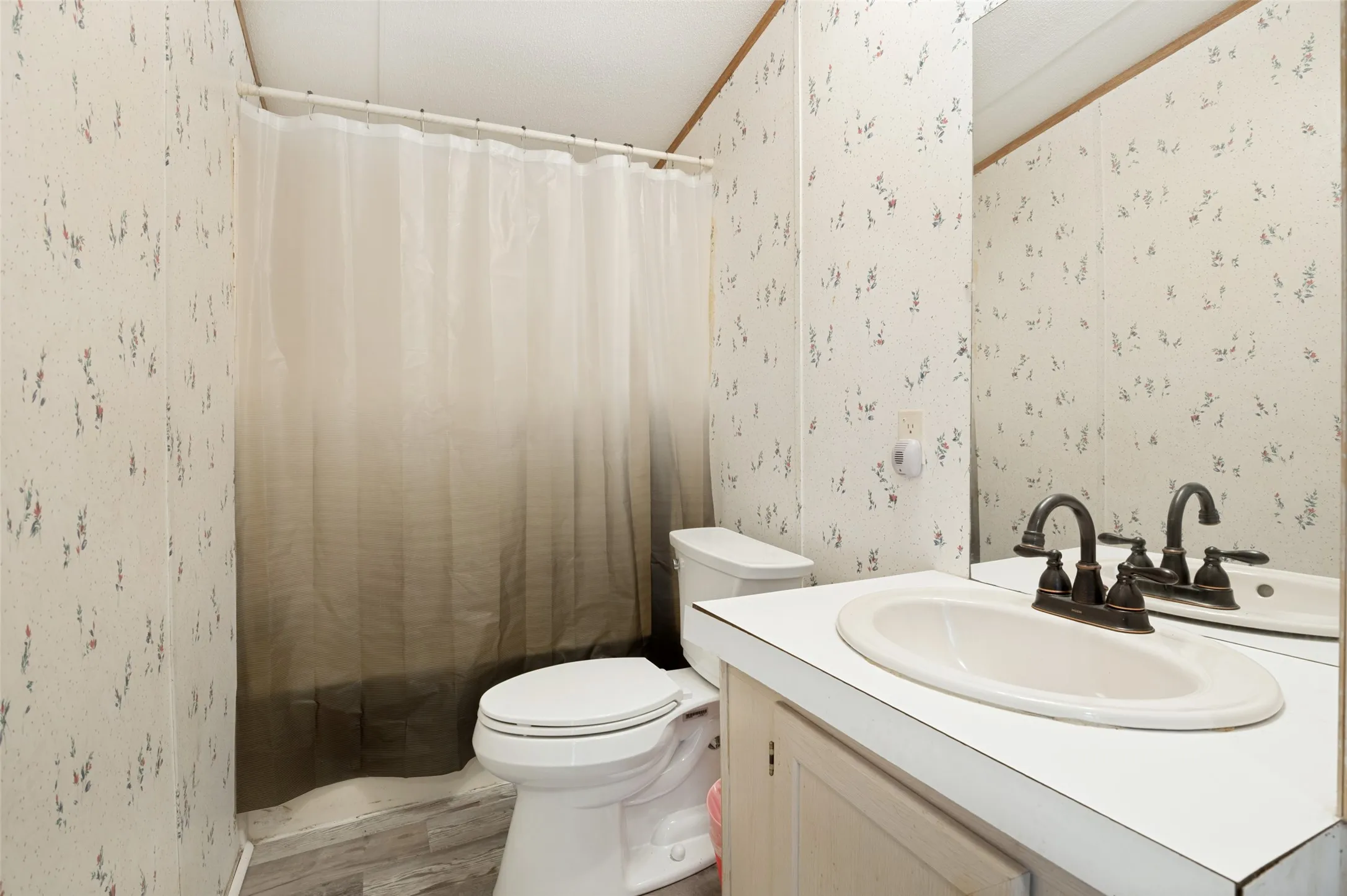 Mobile Home For Sale in Ellis County , 523 W Pecan Tree Road, Waxahachie, Texas 75167, 4 Bedroom, 2 Bathroom, Garage spaces, 1,568 Sqft, built in 1997, Price $460,000, mls#21367129, Real Estate Agent in Waxahachie, Homes For Sale in Ellis county, Homes For Sale in Waxahachie, Realtor in Waxahachie Texas, Real Estate Brokerage Independent Realty Texas, Luminita Cordes Realtor