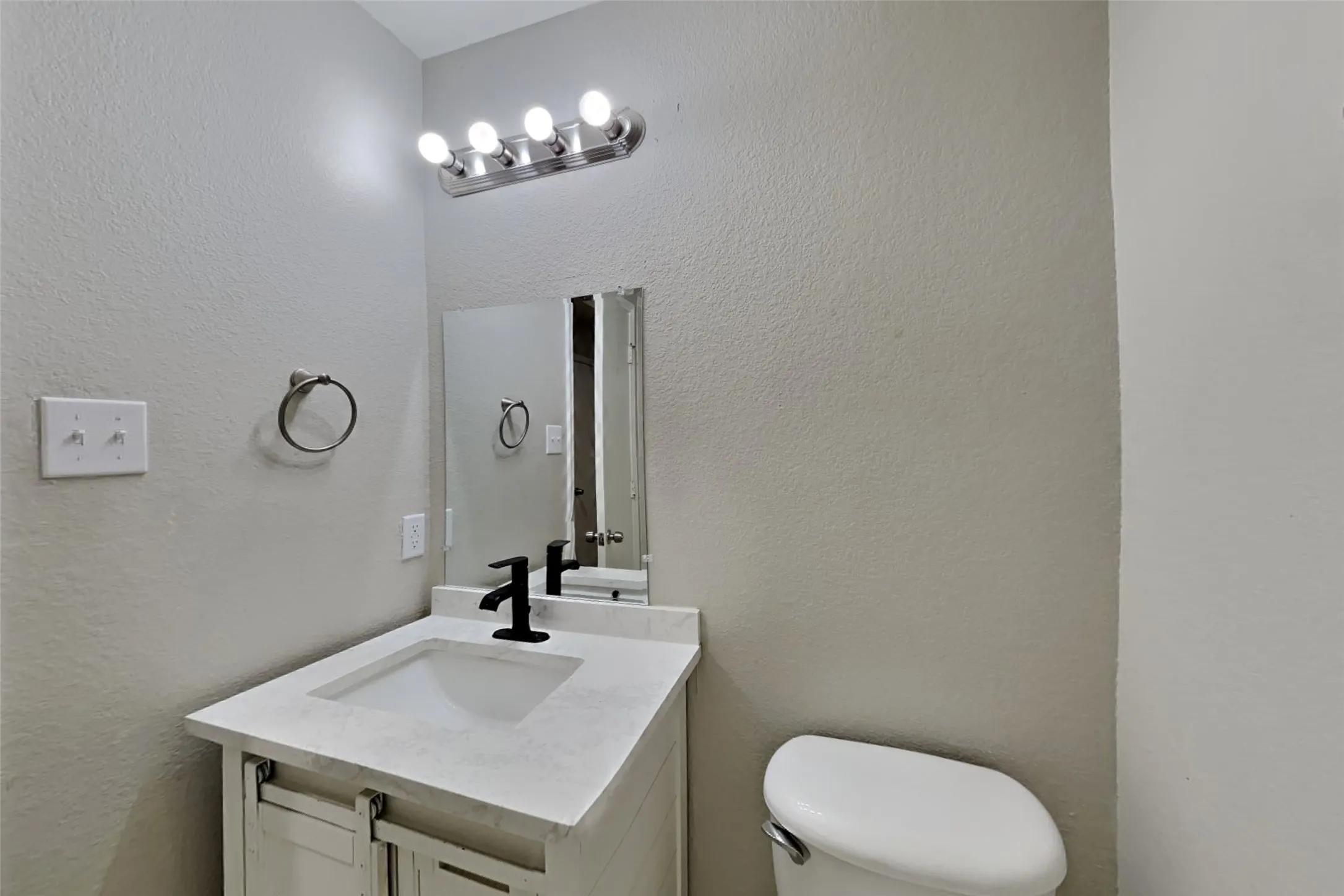 Single Family Residence For Rent in Tarrant County , 4941 Water Ridge Lane, Fort Worth, Texas 76179, 4 Bedroom, 2 Bathroom, 2 Garage spaces, 1,724 Sqft, built in 2006, mls#21367180, Real Estate Agent in Fort Worth, Homes For Rent in Tarrant county, Homes For Rent in Fort Worth, Realtor in Fort Worth Texas, Real Estate Brokerage Independent Realty Texas, Luminita Cordes Realtor