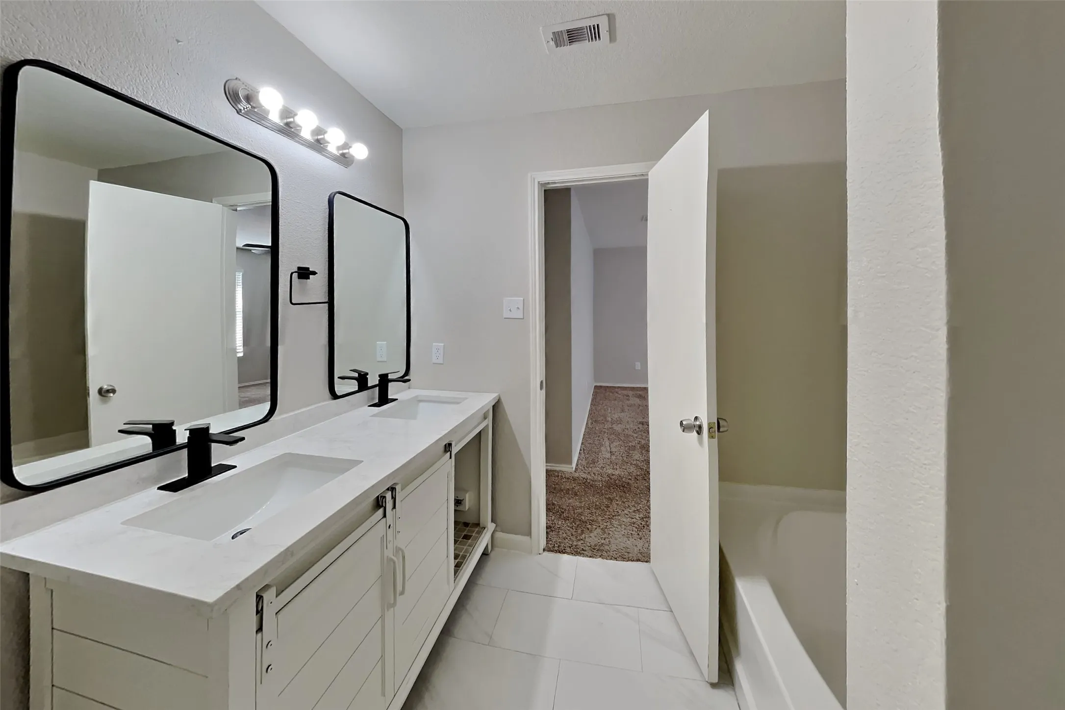 Single Family Residence For Rent in Tarrant County , 4941 Water Ridge Lane, Fort Worth, Texas 76179, 4 Bedroom, 2 Bathroom, 2 Garage spaces, 1,724 Sqft, built in 2006, mls#21367180, Real Estate Agent in Fort Worth, Homes For Rent in Tarrant county, Homes For Rent in Fort Worth, Realtor in Fort Worth Texas, Real Estate Brokerage Independent Realty Texas, Luminita Cordes Realtor
