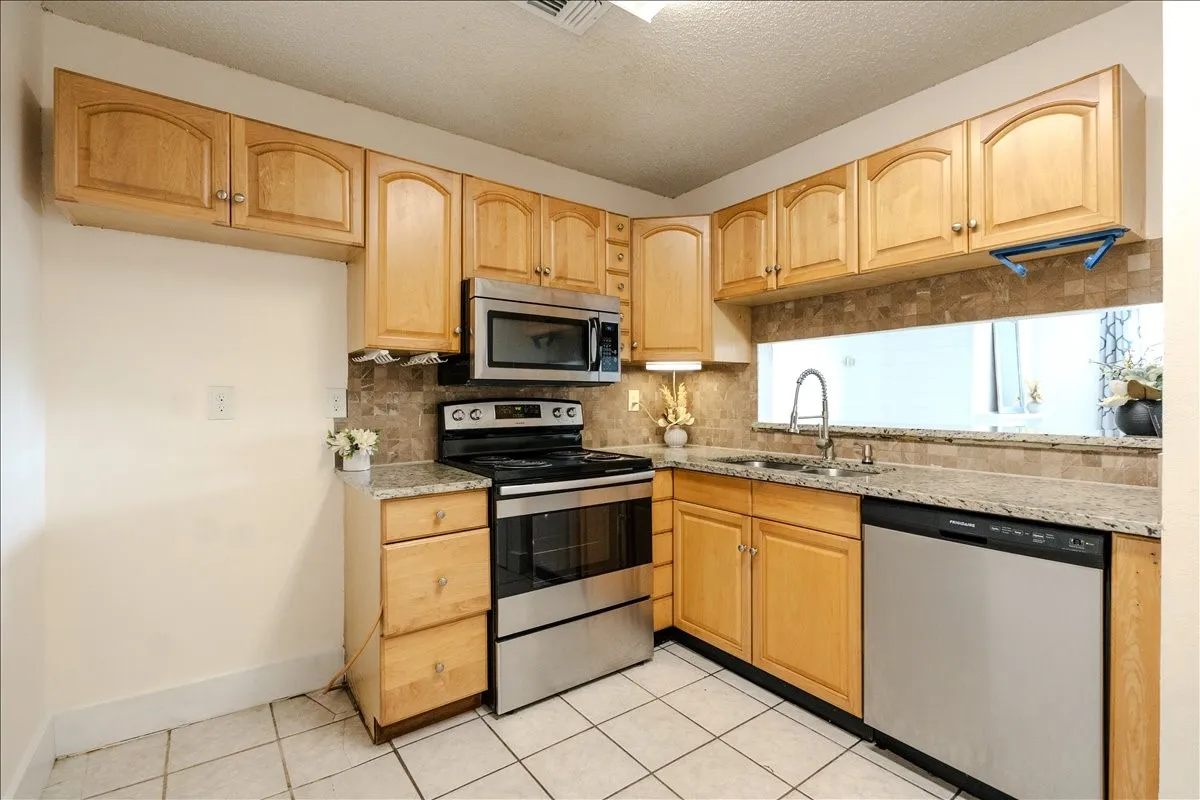 Condominium For Rent in Dallas County , 2200 E Trinity Mills Road 516, Carrollton, Texas 75006, 2 Bedroom, 1 Bathroom, Garage spaces, 799 Sqft, built in 1980, mls#21363308, Real Estate Agent in Carrollton, Homes For Rent in Dallas county, Homes For Rent in Carrollton, Realtor in Carrollton Texas, Real Estate Brokerage Independent Realty Texas, Luminita Cordes Realtor