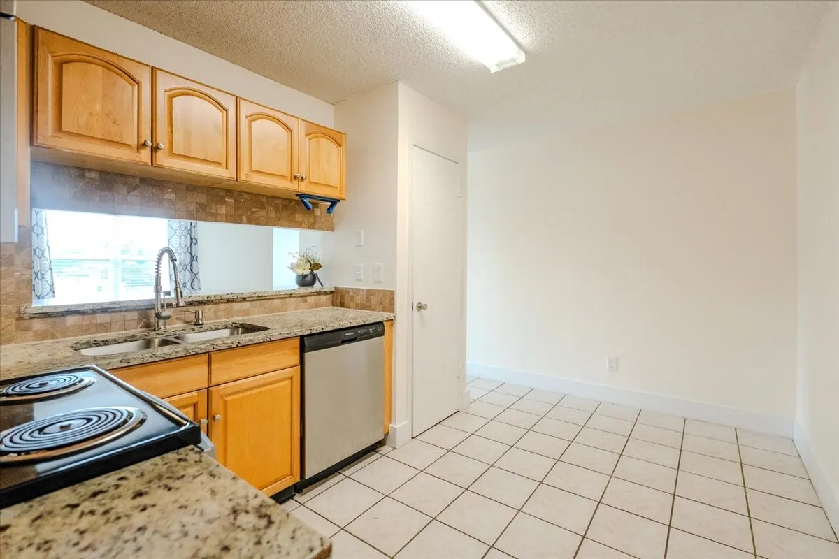 Condominium For Rent in Dallas County , 2200 E Trinity Mills Road 516, Carrollton, Texas 75006, 2 Bedroom, 1 Bathroom, Garage spaces, 799 Sqft, built in 1980, mls#21363308, Real Estate Agent in Carrollton, Homes For Rent in Dallas county, Homes For Rent in Carrollton, Realtor in Carrollton Texas, Real Estate Brokerage Independent Realty Texas, Luminita Cordes Realtor
