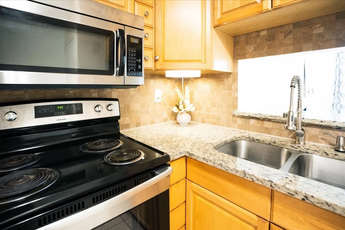 Condominium For Rent in Dallas County , 2200 E Trinity Mills Road 516, Carrollton, Texas 75006, 2 Bedroom, 1 Bathroom, Garage spaces, 799 Sqft, built in 1980, mls#21363308, Real Estate Agent in Carrollton, Homes For Rent in Dallas county, Homes For Rent in Carrollton, Realtor in Carrollton Texas, Real Estate Brokerage Independent Realty Texas, Luminita Cordes Realtor