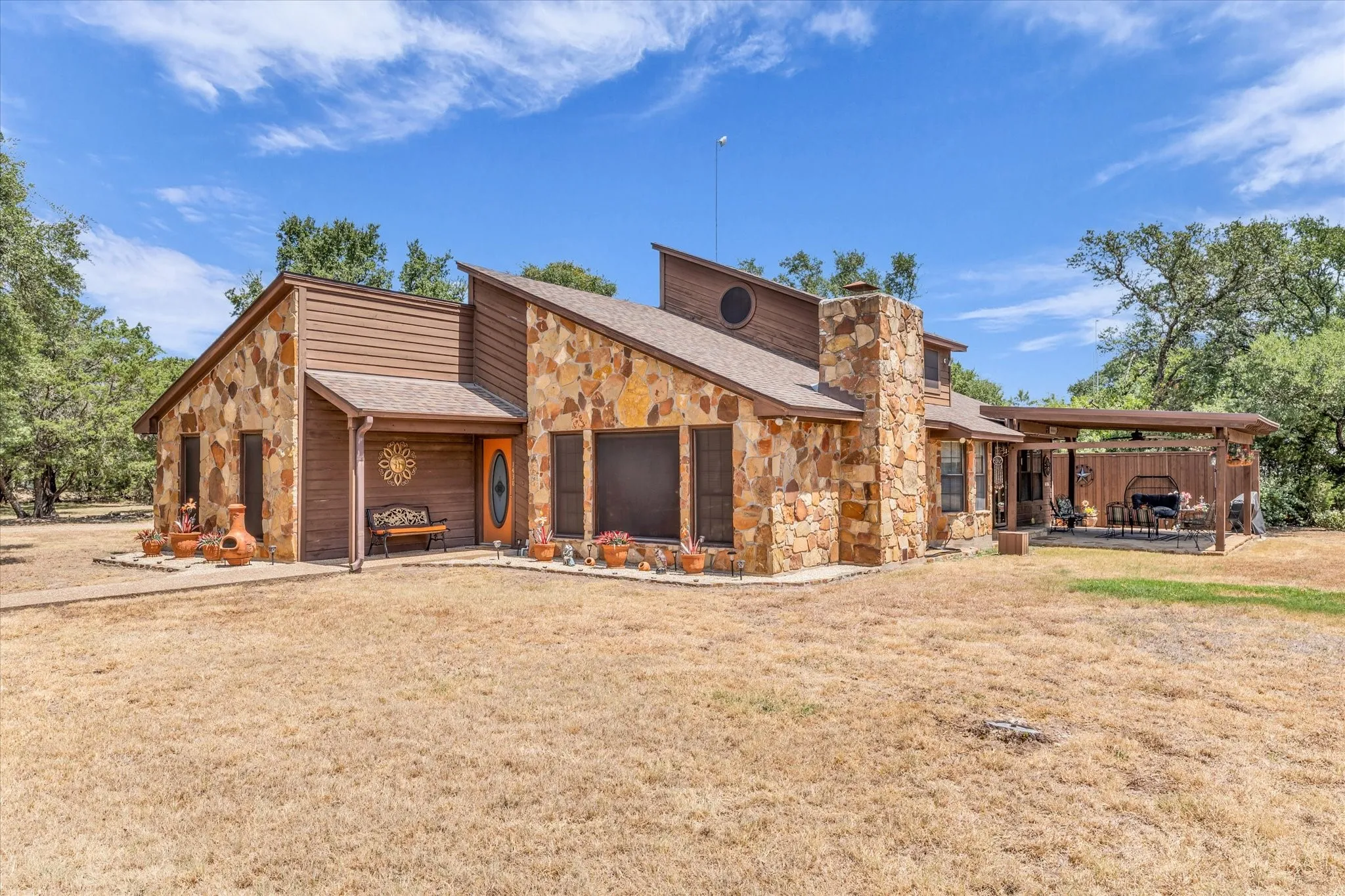 Single Family Residence For Sale in Mc Lennan County , 1438 Bend Of The Bosque Road, China Spring, Texas 76633, 4 Bedroom, 3 Bathroom, 2 Garage spaces, 2,297 Sqft, built in 1987, mls#21365763, Real Estate Agent in China Spring, Homes For Sale in Mc Lennan county, Homes For Sale in China Spring, Realtor in China Spring Texas, Real Estate Brokerage Independent Realty Texas, Luminita Cordes Realtor