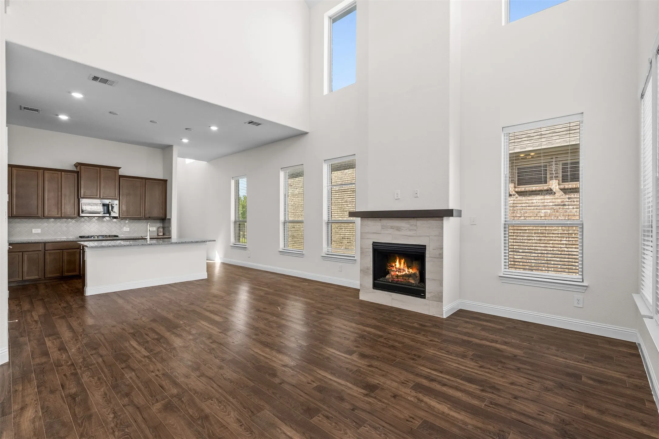 Single Family Residence For Sale in Tarrant County , 4529 Stone Valley Trail, Arlington, Texas 76005, 3 Bedroom, 3 Bathroom, 2 Garage spaces, 2,347 Sqft, built in 2021, mls#21367208, Real Estate Agent in Arlington, Homes For Sale in Tarrant county, Homes For Sale in Arlington, Realtor in Arlington Texas, Real Estate Brokerage Independent Realty Texas, Luminita Cordes Realtor