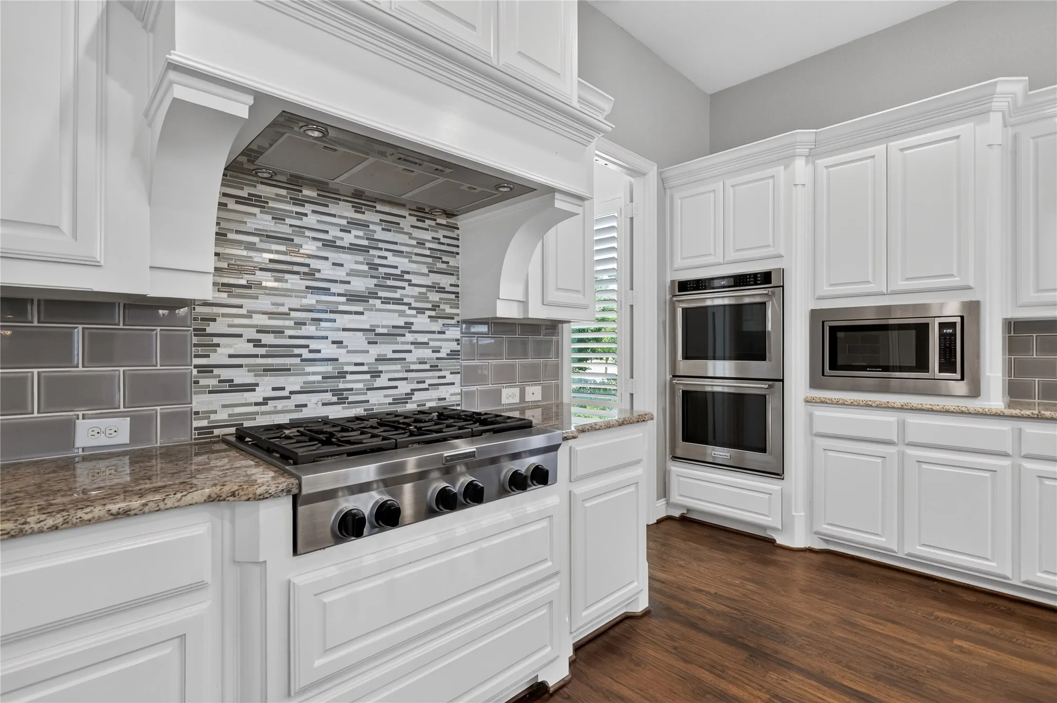 Separate cooktop area, double ovensn an built in microwave.