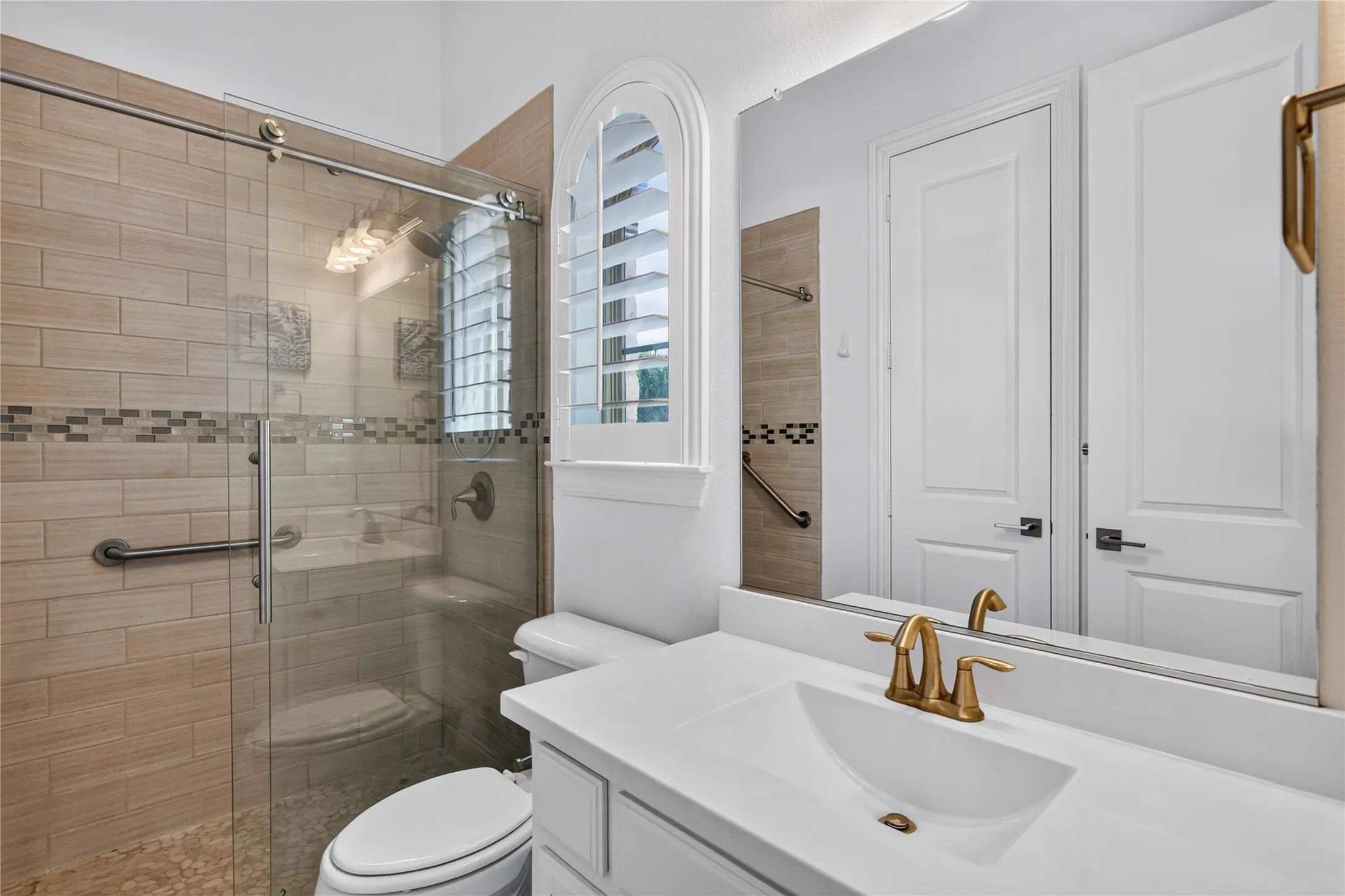 Ensuite bathroom in the front bedroom 2.