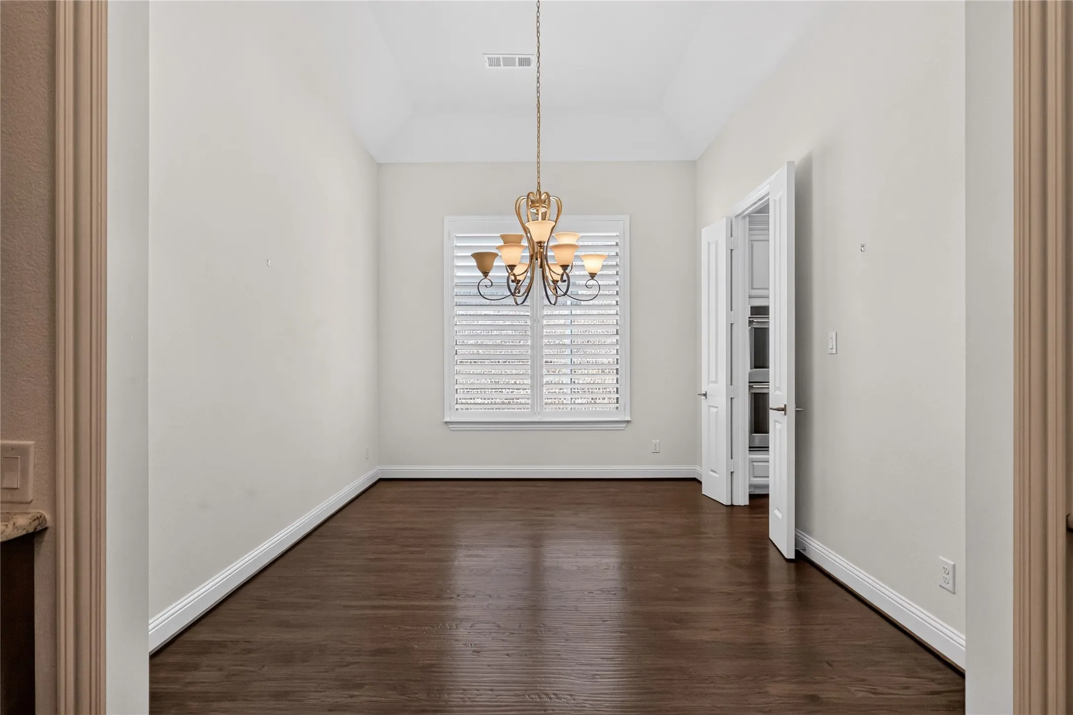 Dining room, with direct entrance to the kitchen.
