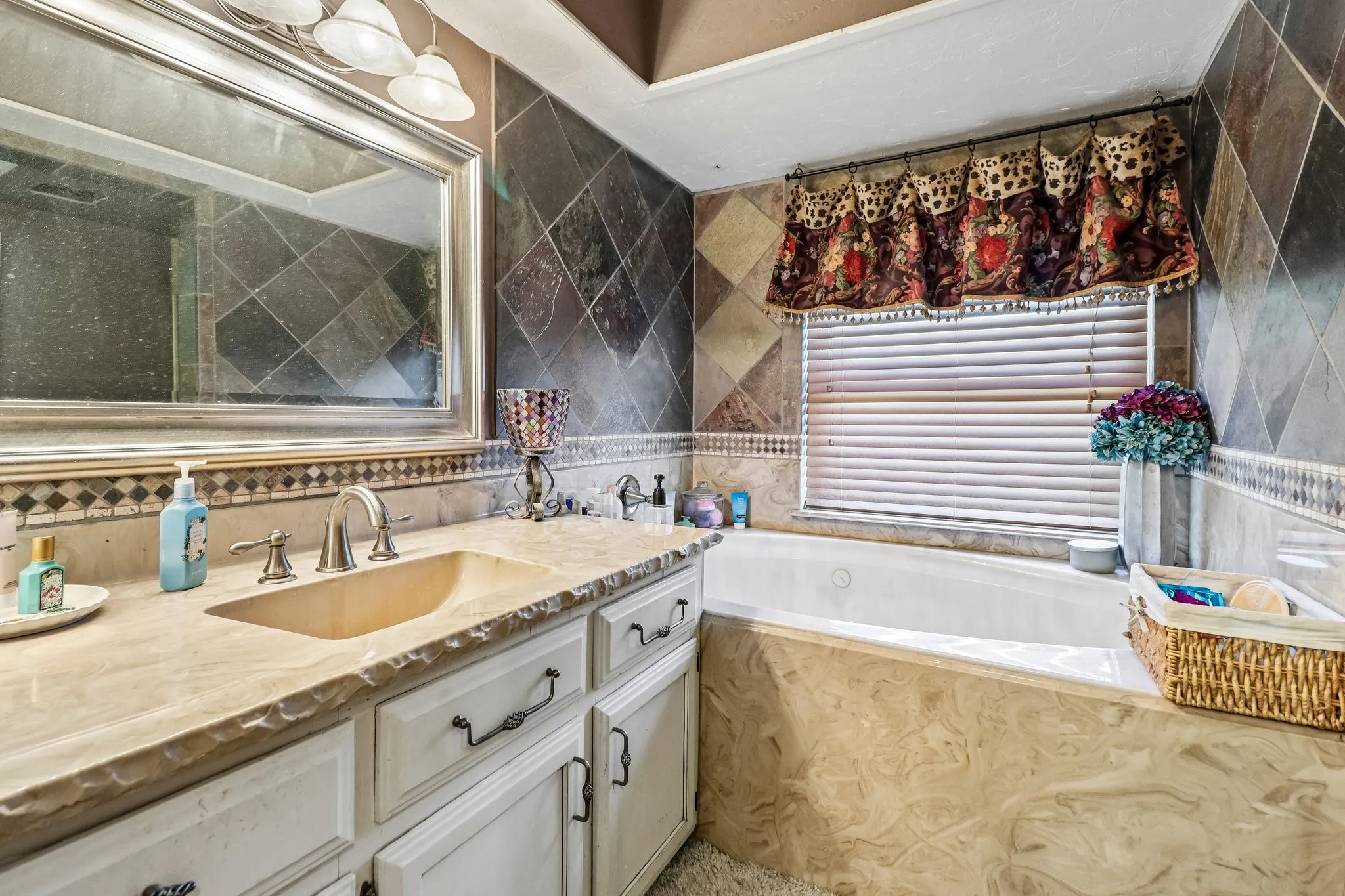 Single Family Residence For Sale in Van Zandt County , 111 Vz County Road 4133, Canton, Texas 75103, 3 Bedroom, 4 Bathroom, 3 Garage spaces, 4,035 Sqft, built in 1984, Price $748,000, mls#21366278, Real Estate Agent in Canton, Homes For Sale in Van Zandt county, Homes For Sale in Canton, Realtor in Canton Texas, Real Estate Brokerage Independent Realty Texas, Luminita Cordes Realtor