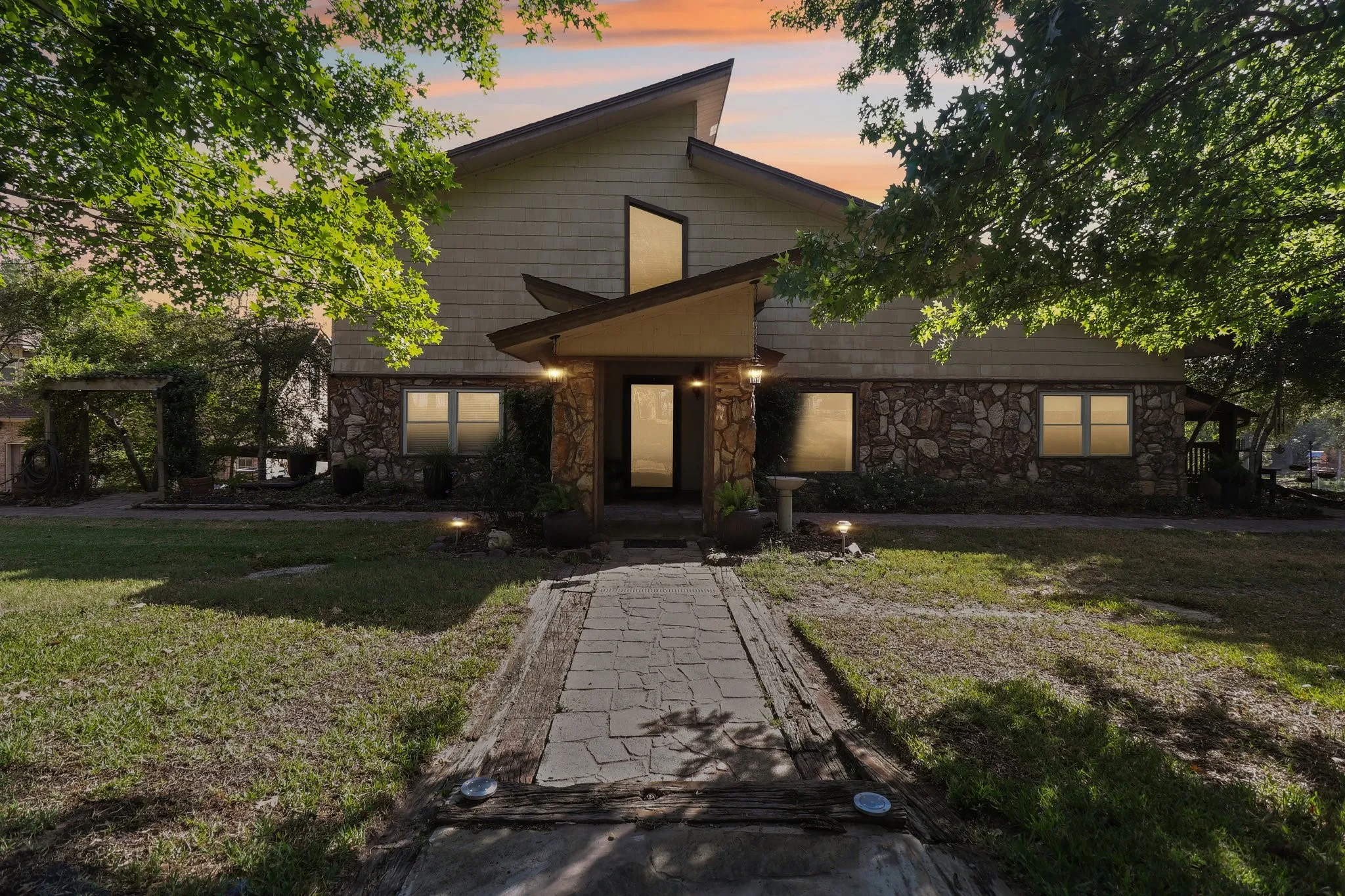Single Family Residence For Sale in Van Zandt County , 111 Vz County Road 4133, Canton, Texas 75103, 3 Bedroom, 4 Bathroom, 3 Garage spaces, 4,035 Sqft, built in 1984, Price $748,000, mls#21366278, Real Estate Agent in Canton, Homes For Sale in Van Zandt county, Homes For Sale in Canton, Realtor in Canton Texas, Real Estate Brokerage Independent Realty Texas, Luminita Cordes Realtor